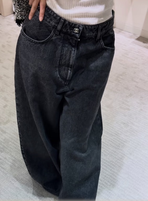NO:901217,chan*26 spring and summer new products  Washed wide-leg denim, with two-tone options, recreates a casual and high-end feel. The high-waist cut accurately gathers the waistline, and the loose wide tube drapes smoothly, cleverly modifying the shape of the legs and hiding the fat on the legs. The classic five-pocket denim version is equipped with metal buttons and exquisite details.  Durable. Soft elastic washed denim fabric, no sense of restraint on the upper body, light blue is refreshing and relaxed, black and gray are calm and restrained, suitable for all kinds of tops, easily create a lazy and relaxed minimalist outfit. In stock 36/38/40,,chanel,19860909chan*26春夏新品 水洗阔腿牛仔,双色调可选重塑随性高级感.高腰剪裁精准收拢腰线,宽松阔管垂顺垂坠,巧妙修饰腿型、藏住腿部赘肉.经典五袋牛仔版型搭配金属纽扣,细节精致耐品.软弹水洗牛仔面料,上身无束缚感,浅蓝清爽松弛,黑灰沉稳内敛,适配各类上衣,轻松打造慵懒松弛的极简穿搭.现货36/38/40,,chanel,,Women's clothing