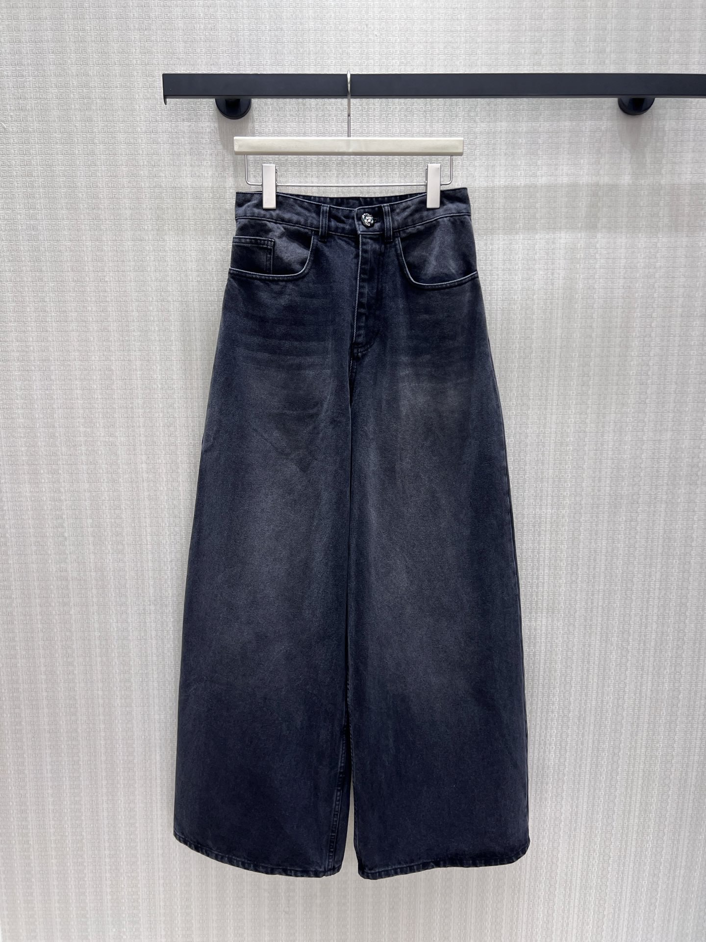 NO:901212,chan*26 spring and summer new products  Washed wide-leg denim, two-tone options are available to recreate a casual and high-end feel. The high-waist cut accurately gathers the waistline, and the loose wide tube drapes smoothly, cleverly modifying the leg shape and hiding the fat on the legs. The classic five-pocket denim version is equipped with metal buttons, and the details are exquisite and durable. Soft elastic washed denim fabric, the upper body has no sense of restraint, the light blue is refreshing and relaxed, and the black and gray are calm and restrained. It is suitable for all kinds of tops and can easily create a lazy and relaxed minimalist outfit. In stock 36/38/40  Real shot details,,chanel,19860909chan*26春夏新品 水洗阔腿牛仔,双色调可选重塑随性高级感.高腰剪裁精准收拢腰线,宽松阔管垂顺垂坠,巧妙修饰腿型、藏住腿部赘肉.经典五袋牛仔版型搭配金属纽扣,细节精致耐品.软弹水洗牛仔面料,上身无束缚感,浅蓝清爽松弛,黑灰沉稳内敛,适配各类上衣,轻松打造慵懒松弛的极简穿搭.现货36/38/40 实拍细节图,,chanel,,Women's clothing