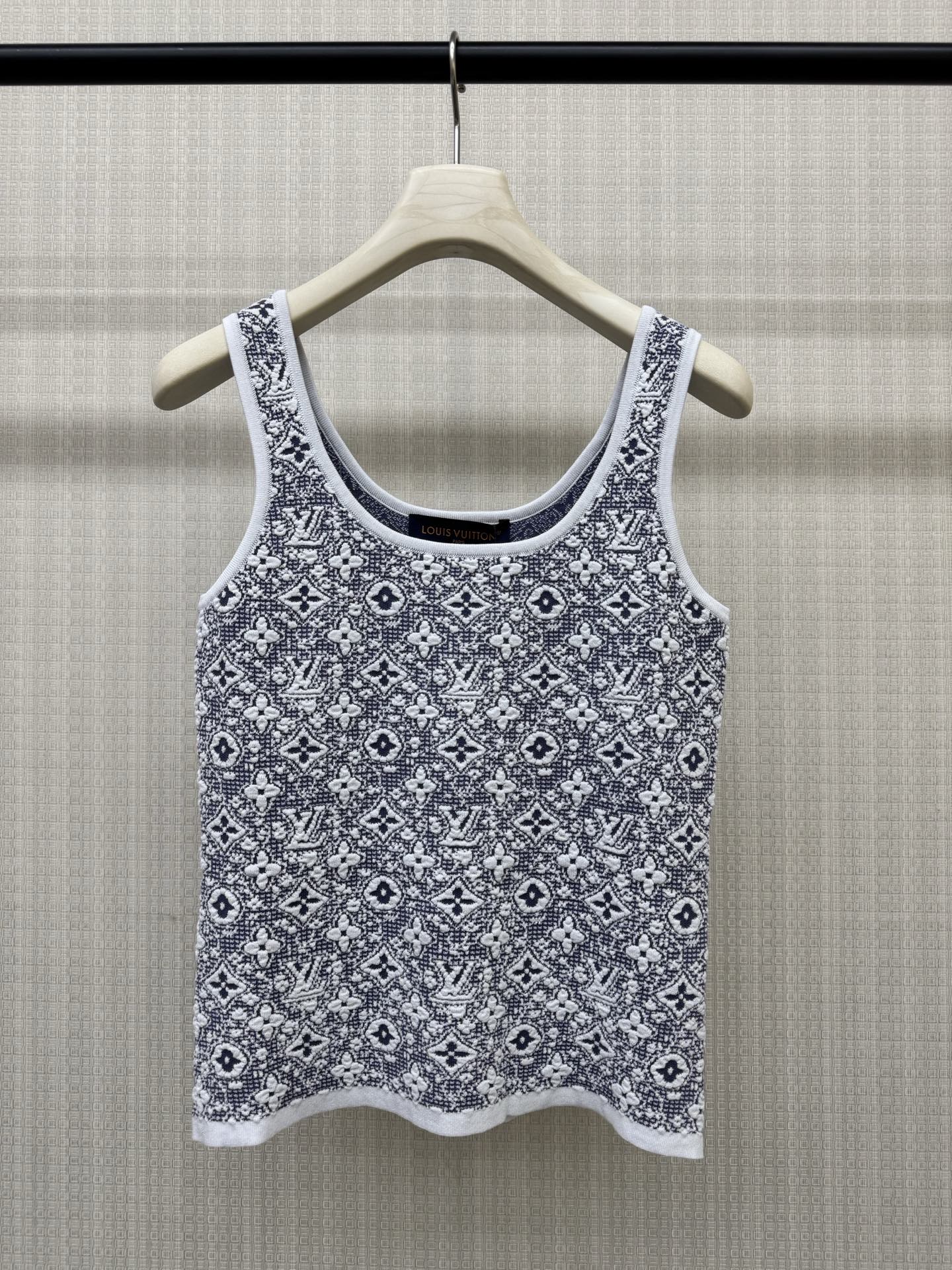 NO:903905,LoulsVu**26 new knitted jacquard vest U-shaped large square collar exposes the collarbone to make you look slimmer. The whole body is blue and white old flower jacquard knitted with full texture. Contrast color hemmed neckline and hem. Exquisite workmanship. Universal and versatile. Easy to control with jeans, skirts and shorts. Ready-made sizes SML real shot details, skirts, shorts, jeans,19860909LoulsVu**26新款针织提花背心 U型大方领 露出锁骨更显瘦 全身蓝白老花提花针织 肌理感十足 撞色包边领口下摆 做工精致 万能百搭 搭配 牛仔裤 半裙 短裤 轻松驾驭 现货发售尺码SML实拍细节图,,skirts,shorts,jeans,,Women's clothing