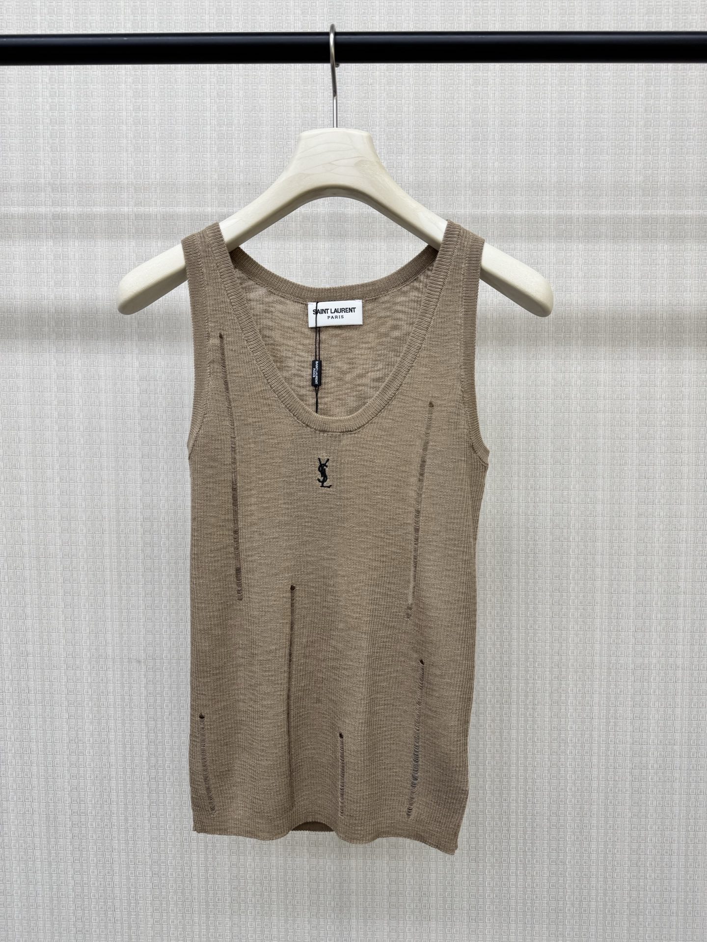 NO:903889,salntL**26 new style knitted vertical strip hollow vest, delicate vertical pit strips, elastic fit to the body shape, soft U-shaped collar, modified neck line, exquisite mini logo embroidery logo on the chest, three-dimensional texture on the side, full texture, can be matched with various jeans, shorts, skirts, universal and versatile styles. Two colors are on sale. Size SML real shot details, skirts, shorts, jeans,19860909salntL**26新款针织竖条镂空背心 细腻竖坑条 弹力贴合身形 柔和U型领 修饰脖颈线条 胸口精致迷你小Logo刺绣标识 侧边立体织纹 质感拉满 可搭配各种牛仔裤,短裤,半裙,万能百搭款.两色现货发售 尺码SML实拍细节图,,skirts,shorts,jeans,,Women's clothing