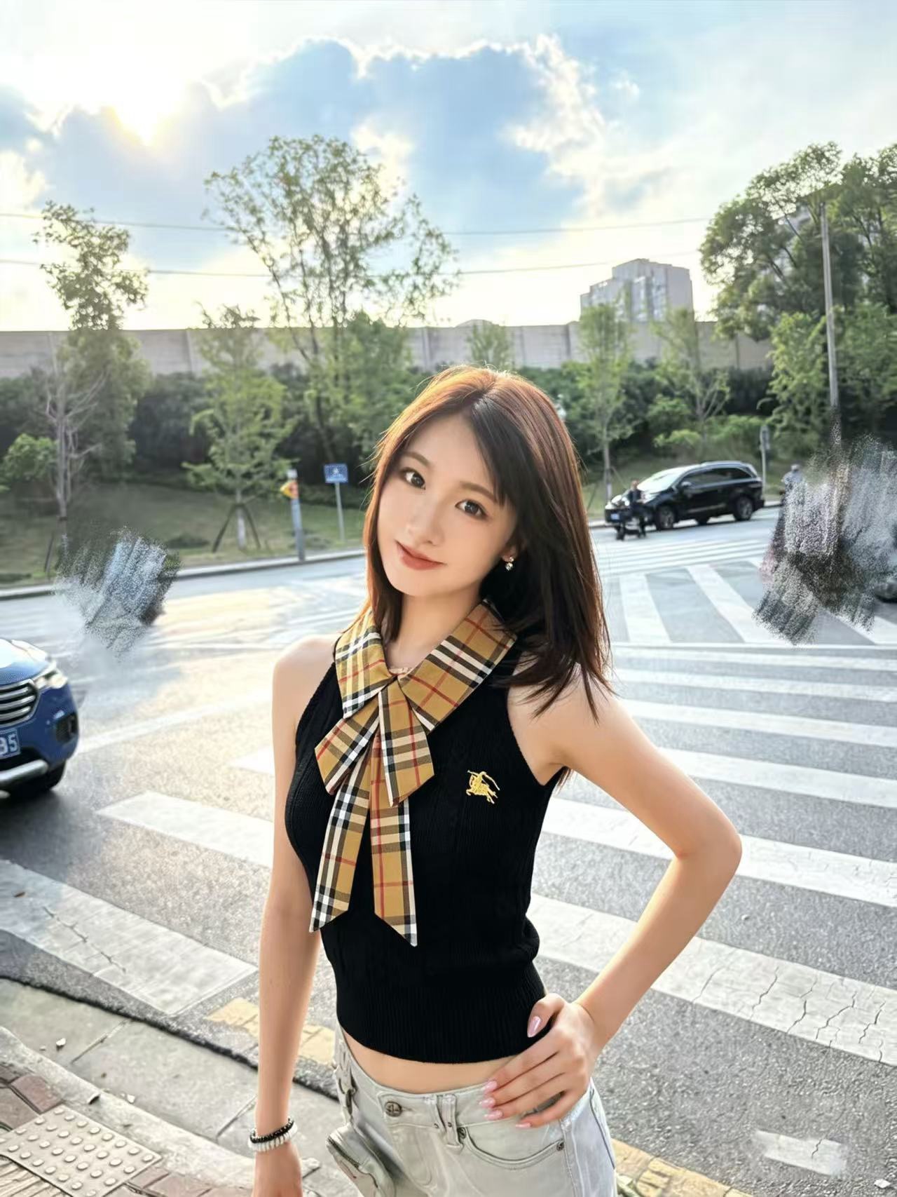 NO:903881,Batch Bur*err*26 new plaid bow knitted vest, plaid lapel + bow, full of retro atmosphere, exquisite war horse embroidery on the side, low-key iconic details, hollow button design on the back collar, easy to put on and take off, ribbed hem is not easy to deform, two colors, ready for sale SML,, burberry,19860909批Bur*err*26新款格纹蝴蝶结针织背心 格纹翻领+蝴蝶结 复古氛围感拉满 侧边精致战马刺绣 低调标志性细节 后领镂空纽扣设计 穿脱方便 罗纹下摆不易变形 两色 现货发售SML,,burberry,,Women's clothing