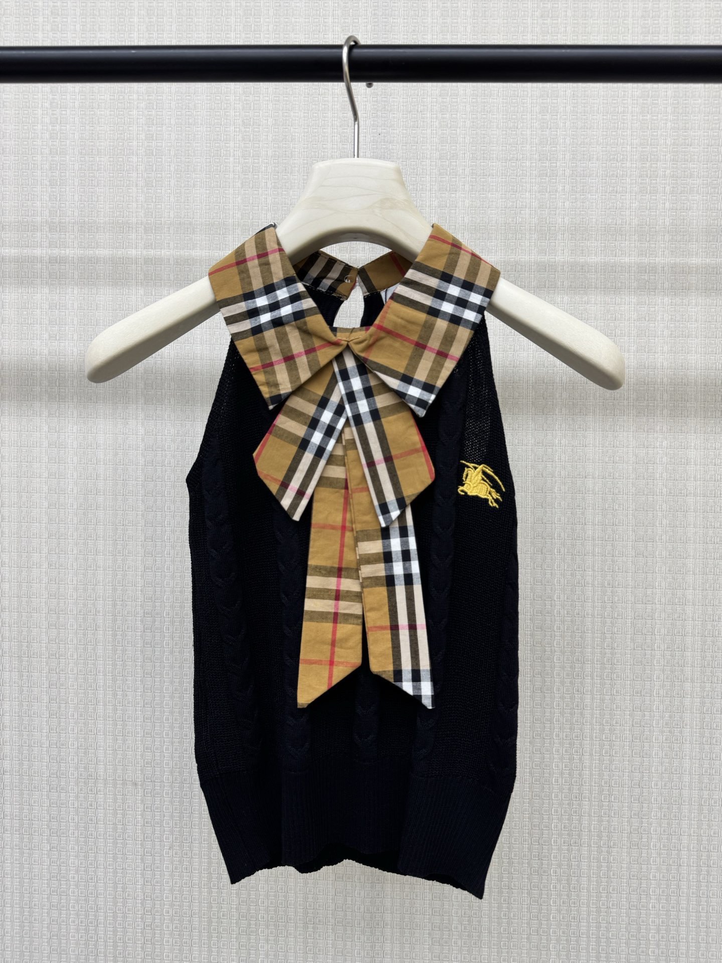 NO:903873,Bur*err*26 new plaid bow knitted vest, plaid lapel + bow, full of retro atmosphere, exquisite war horse embroidery on the side, low-key iconic details, hollow button design on the back collar, easy to put on and take off, ribbed hem is not easy to deform, two colors, ready for sale, SML real shot details,, burberry,19860909Bur*err*26新款格纹蝴蝶结针织背心 格纹翻领+蝴蝶结 复古氛围感拉满 侧边精致战马刺绣 低调标志性细节 后领镂空纽扣设计 穿脱方便 罗纹下摆不易变形 两色 现货发售SML实拍细节图,,burberry,,Women's clothing