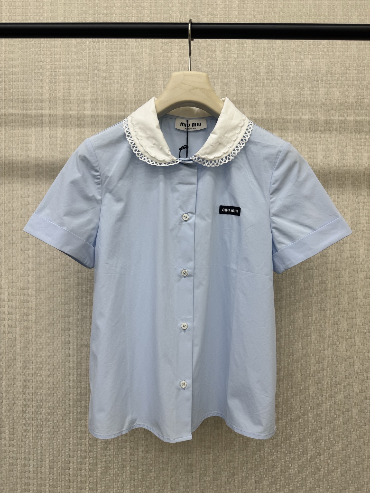 NO:906893,Miu* 26Ss spring and summer new baby blue baby collar fake two-piece short-sleeved shirt丨Exclusively developed by yb!  Top quality production!  The contrasting lace doll collar is exquisite and reduces age. The contrasting edges on the collar and cuffs create a fake two-piece visual sense. The small black logo embroidery on the chest highlights the style in a low-key manner. The high-count combed cotton fabric is selected, soft and skin-friendly, breathable and anti-wrinkle. The short and neat version can easily create a high waistline and is suitable for a variety of wearing styles. It is a must-have item for creating an atmospheric look in spring. Ready-made S/M/L real shot details,, miumiu, shirts, T-shirt,19860909Miu* 26Ss春夏新款 baby蓝娃娃领假两件短袖衬衫丨独家yb开发！顶级高版出品！撞色蕾丝娃娃领精致减龄,领口与袖口撞色包边营造假两件视觉感,胸口黑色小徽标刺绣低调彰显格调.甄选高支精梳棉面料,软糯亲肤、透气抗皱,短款利落版型轻松打造高腰线,适配多种穿搭风格,是春日打造氛围感造型的必备单品.现货发售S/M/L实拍细节图,,miumiu,shirts,T-shirt,,Women's clothing