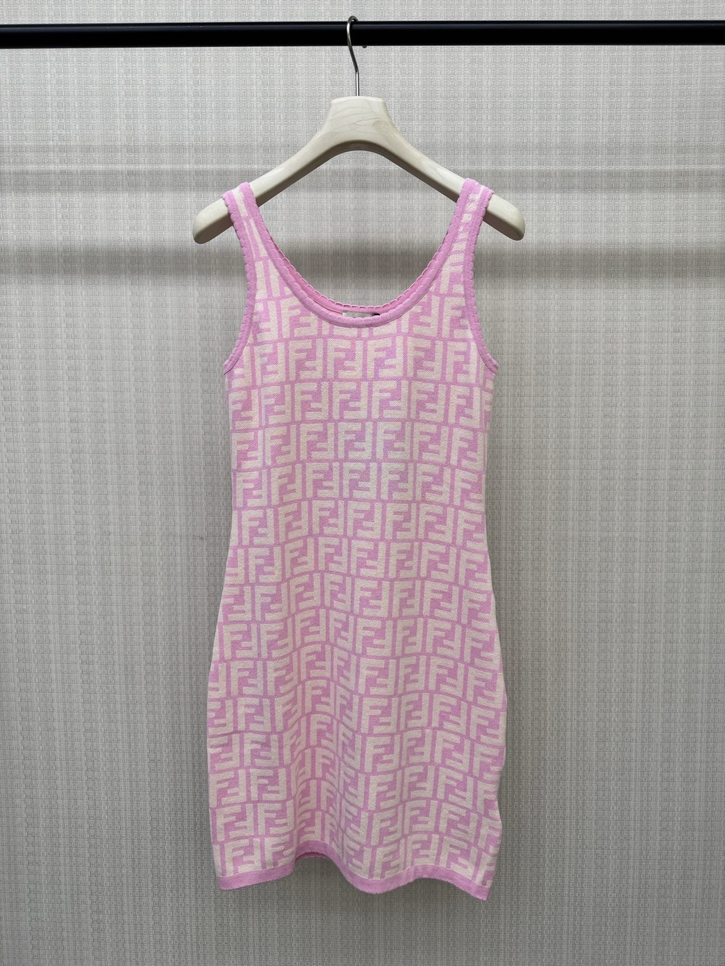 NO:909327,Fen**26 new summer style double F jacquard vest dress. The entire brand element double F jacquard hem lace design. The elastic knitted upper body automatically shapes the curve and is completely unattractive. The imported wool yarn fabric is skin-friendly and breathable. The upper body is eye-catching, retro and fashionable for age. Ready for sale. Two colors. 363840 real shot details,,fendi,skirts,19860909Fen**26夏季新款双F提花背心裙 整件品牌元素双F提花下摆花边设计 弹力针织上身自动塑造曲线完全不挑人 进口羊毛纱线面料亲肤透气 上身吸睛复古又时髦减龄 现货发售 两色 363840实拍细节图,,fendi,skirts,,Women's clothing