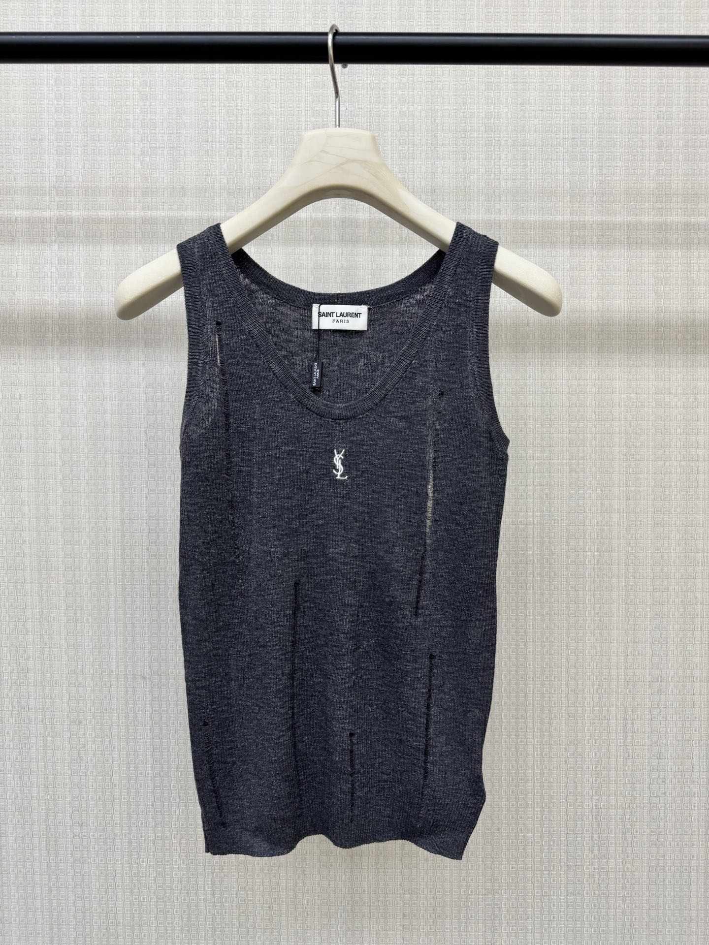NO:909316,salntL**26 new style knitted vertical strip hollow vest, delicate vertical pit strips, elastic fit to the body shape, soft U-shaped collar, modified neck line, exquisite mini logo embroidery logo on the chest, three-dimensional texture on the side, full texture, can be matched with various jeans, shorts, skirts, universal and versatile styles. Two colors are on sale. Size SML real shot details, skirts, shorts, jeans,19860909salntL**26新款针织竖条镂空背心 细腻竖坑条 弹力贴合身形 柔和U型领 修饰脖颈线条 胸口精致迷你小Logo刺绣标识 侧边立体织纹 质感拉满 可搭配各种牛仔裤,短裤,半裙,万能百搭款.两色现货发售 尺码SML实拍细节图,,skirts,shorts,jeans,,Women's clothing