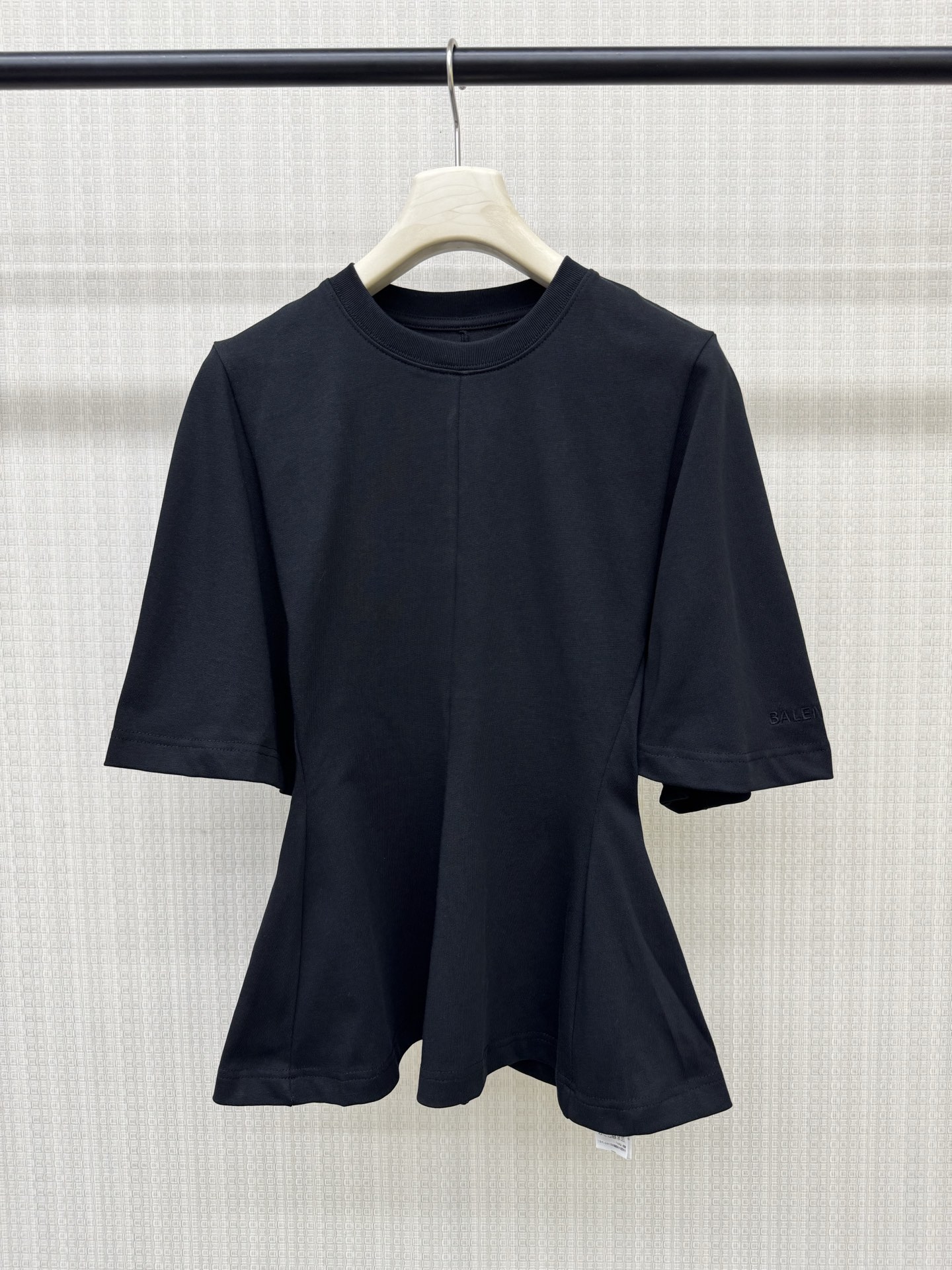 NO:924079,BALENCI** Balenciaga three-dimensional trumpet cotton knitted T-shirt is shipped, waisted version, the upper body is really good-looking, high-density yarn cotton fabric, arm-covering style, high-end order replenishment rate, two colors, ready for sale 363840 real shot details,, balenciaga, balenciaga, tees, t-shirt,19860909BALENCI**巴黎世家 立体喇叭形棉质针织T恤 出货,收腰版型,上身真的巨好看,高密度股纱棉面料,遮手臂款,档口补单率杠杠滴,两色 现货发售363840实拍细节图,,balenciaga,balenciaga,tees，t-shirt,,Women's clothing