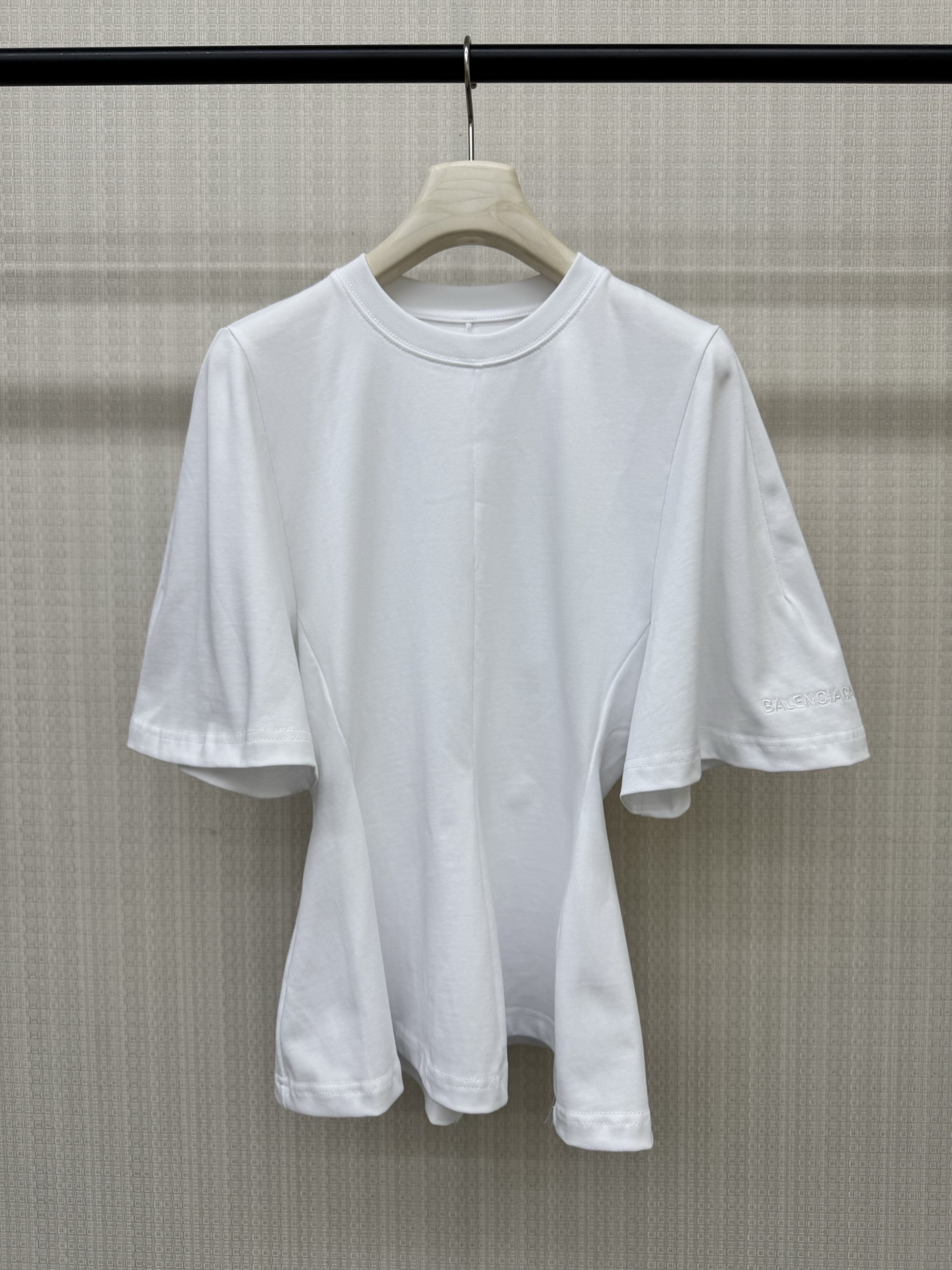 NO:924089,BALENCI** Balenciaga three-dimensional trumpet cotton knitted T-shirt is shipped, waisted version, the upper body is really good-looking, high-density yarn cotton fabric, arm-covering style, high-end order replenishment rate, two colors, ready for sale 363840 real shot details,, balenciaga, balenciaga, tees, t-shirt,19860909BALENCI**巴黎世家 立体喇叭形棉质针织T恤 出货,收腰版型,上身真的巨好看,高密度股纱棉面料,遮手臂款,档口补单率杠杠滴,两色 现货发售363840实拍细节图,,balenciaga,balenciaga,tees，t-shirt,,Women's clothing