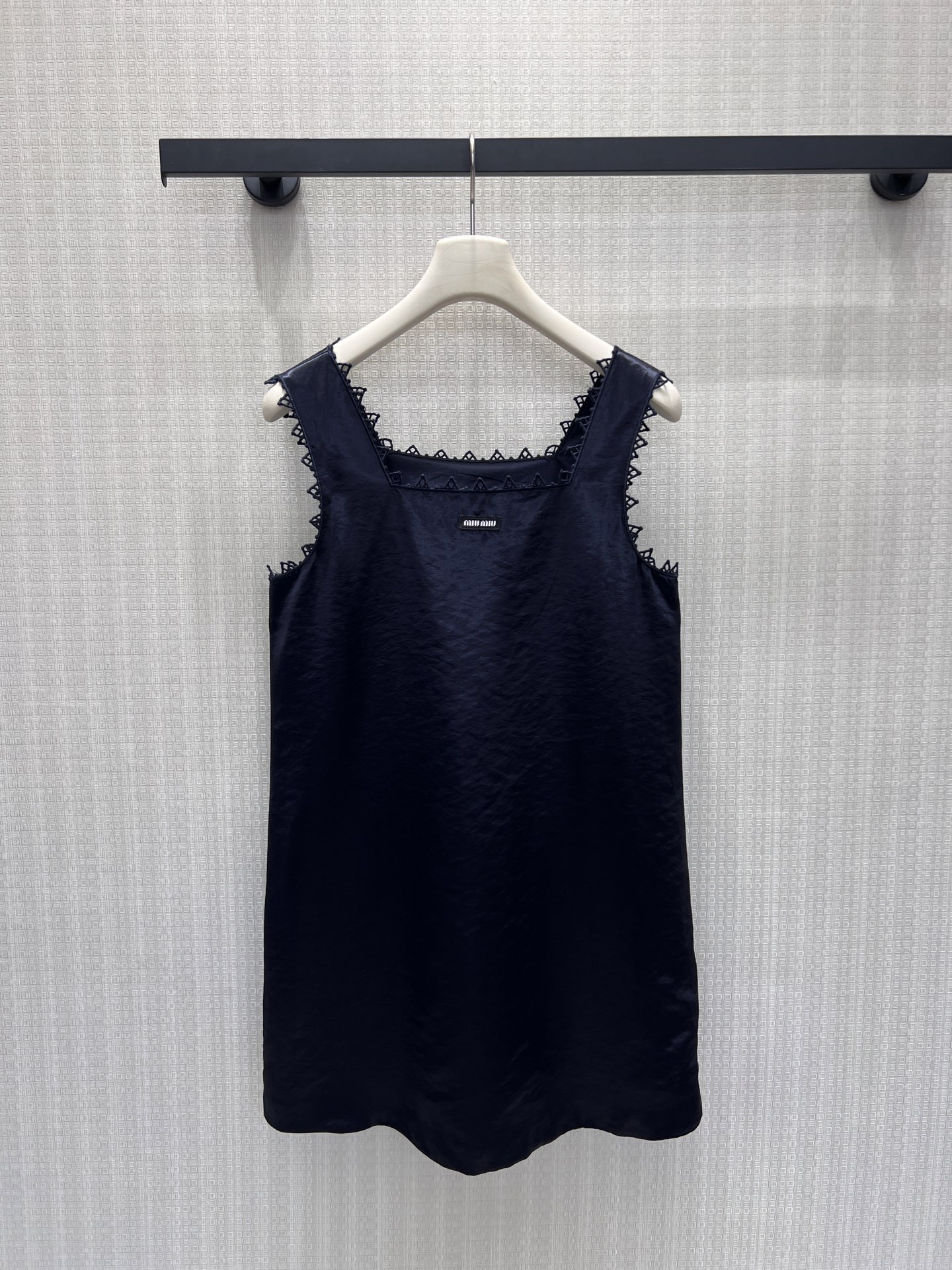 NO:932377,New spring/summer 26 Miu* satin dress  It has a delicate, soft and shiny luster, the edge of the square collar is decorated with exquisite zigzag lace, and the brand label on the chest has a low-key logo style. The loose A-line version is not tight and can cleverly cover the waist and abdominal fat, and the short version elongates the leg line. Wearing it alone brings a lazy and noble look. Pair it with a denim jacket to create a casual outfit, suitable for daily appointments and short trips, and easily wear it to create a cool, light and luxurious atmosphere. Ready 36/38/40  Actual detailed pictures,,miumiu,skirts,jackets & coats,1986090926春夏新品 Miu*缎面连衣裙 泛着细腻柔亮光泽,方领边缘点缀精致锯齿蕾丝花边,胸口品牌布标低调标识格调.宽松A字版型不贴身紧绷,能巧妙遮掩腰腹赘肉,短款版型拉长腿部线条.单穿自带慵懒贵气,外搭牛仔外套可打造休闲穿搭,适配日常赴约、短途出行,轻松穿出清冷轻奢的精致氛围感现货36/38/40 实拍细节图,,miumiu,skirts,jackets & coats,,Women's clothing