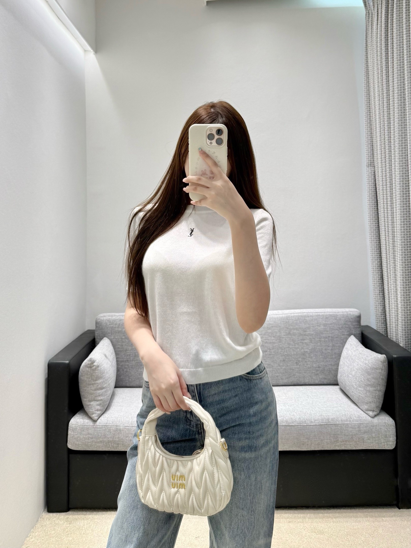 NO:947786,SAlNTL**26 spring and summer new products basic model  The short-sleeved sweater is made of fine and light knitted fabric. The upper body is breathable and smooth, suitable for spring and summer wear. The small classic brand embroidery on the chest is simple and eye-catching, and the round neck, cuffs and hem are ribbed and reinforced. The neat short style  The version has a high waistline, and the two classic colors of white and gray are versatile and durable. It can be worn alone or as an inner layer. It can easily interpret the stylish and restrained style with a modern and light luxury atmosphere. Ready smL, T-shirt,19860909SAlNTL**26春夏新品 基础款 短袖针织衫选用细腻轻薄针织面料,上身透气顺滑,适配春夏穿搭.胸口小巧经典品牌刺绣简约醒目,圆领、袖口与下摆做罗纹收边加固版型.利落短款版型拉高腰线,白、灰两种经典色系百搭耐穿,单穿或充当内搭皆可,轻松诠释干练内敛、自带摩登轻奢氛围的穿搭风格现货smL,,T-shirt,,Women's clothing