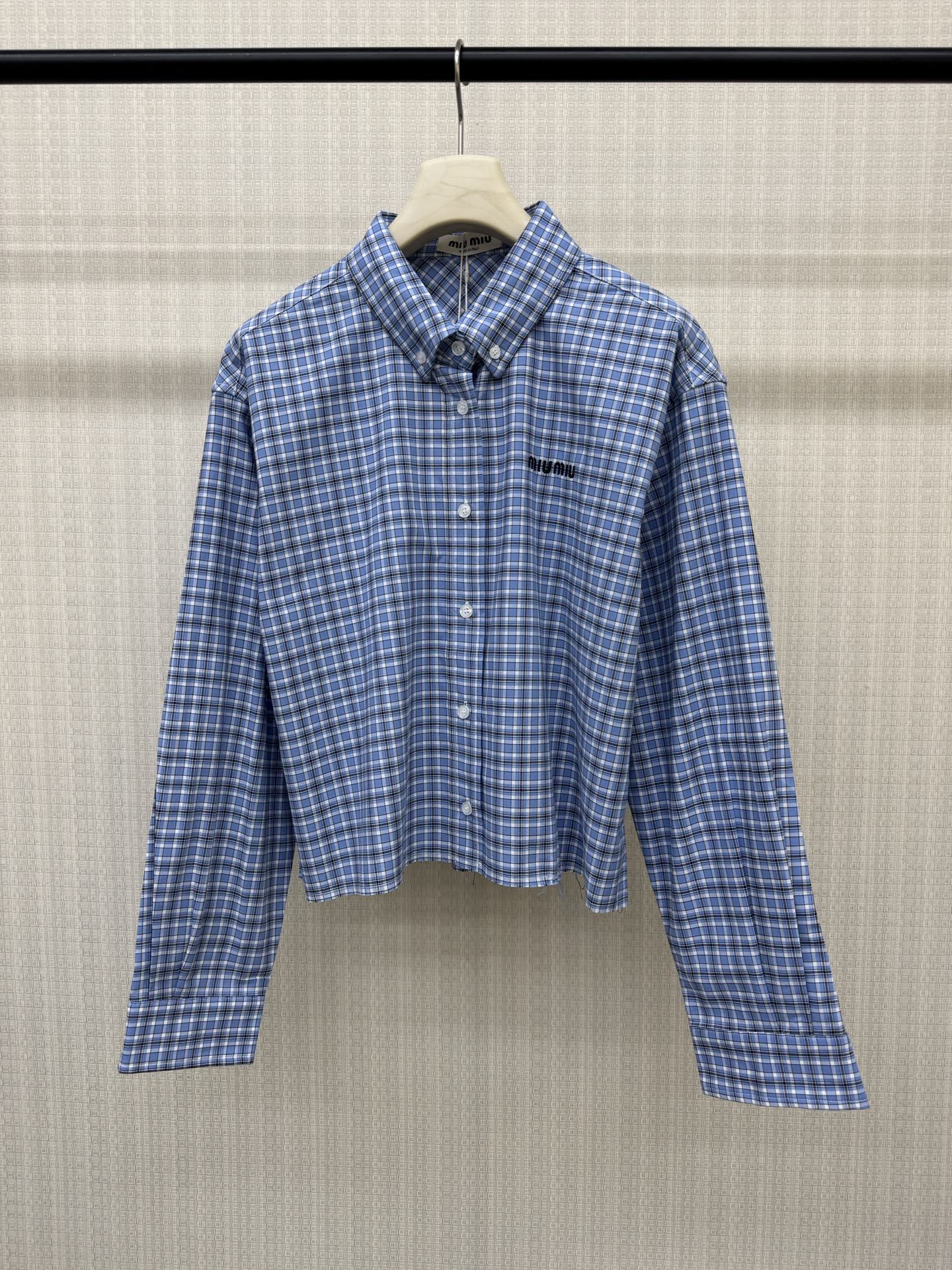 NO:947757,26 early autumn miu** college-style girl's blue plaid shirt. The loose version hides a sense of looseness. The short cut is just the right balance between sweet and cool. The classic plaid never goes out of style. It is a gentle choice that can be matched in the wardrobe. Ready for sale. SML real shot details,, miumiu, shirts,1986090926早秋miu**系学院风少女的蓝格纹衬衫 宽松版型藏着松弛感,短款剪裁刚好踩在甜酷平衡点,经典格纹永不过时,是衣柜里怎么搭都不会出错的温柔选择现货发售SML实拍细节图,,miumiu,shirts,,Women's clothing