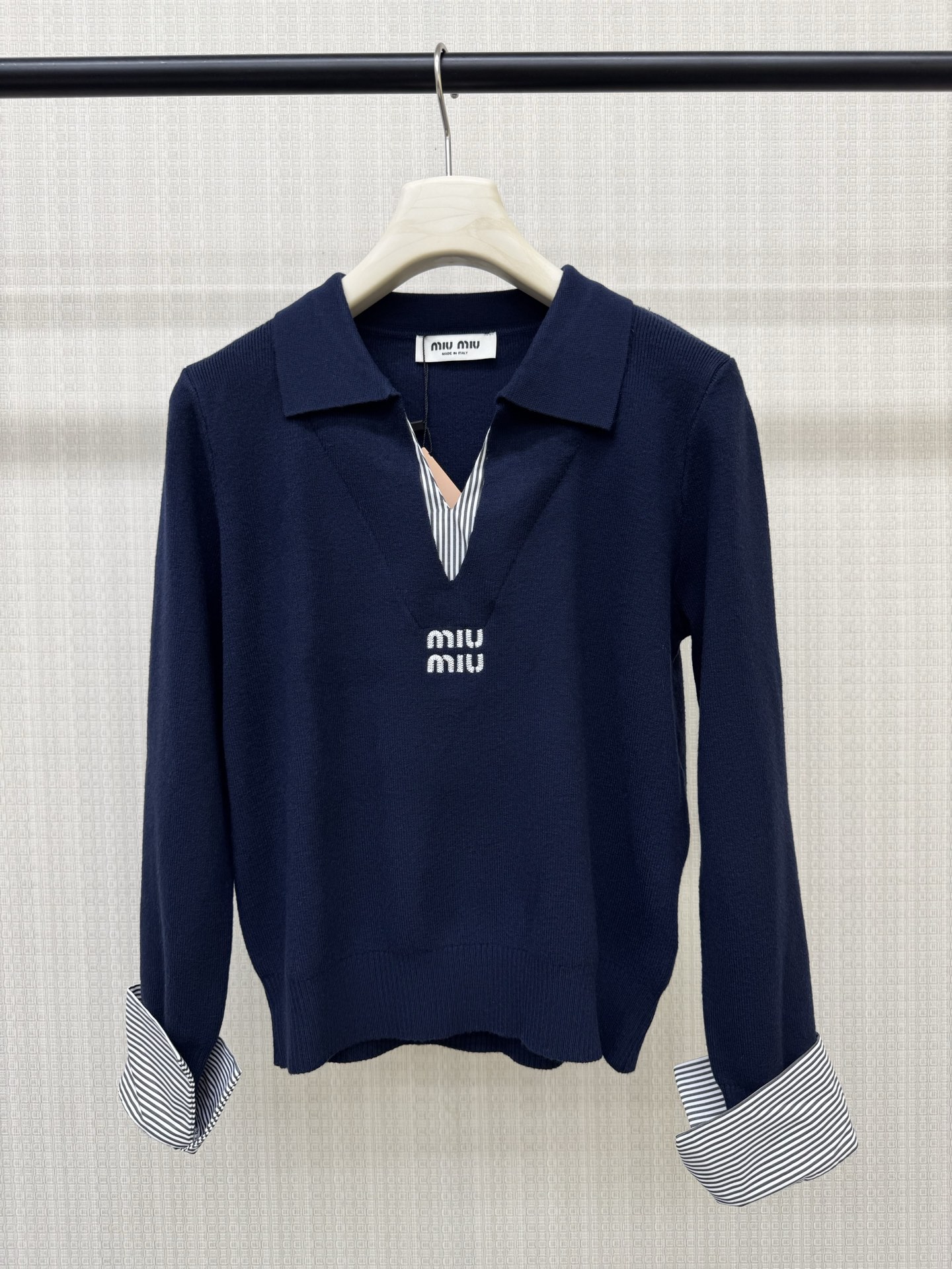 NO:947740,Miu**26 early autumn new style knitted V-neck long sleeves, classic lapel polo style, gentle modification of the face shape, V-shaped fake two-piece stripe inner stitching, full of layering, embroidered letter logo on the chest, exquisite, low-key and recognizable, fitted and slightly loose tailoring, hiding the flesh and slimming, two colors, 363840 real shot details,,miumiu,19860909Miu**26早秋新款针织V领长袖 经典翻领polo版型 温柔修饰脸型 V型假两件条纹内拼接 层次感十足 胸前刺绣字母标识 精致低调有辨识度 合身微宽松剪裁 藏肉显瘦 两色 363840实拍细节图,,miumiu,,Women's clothing
