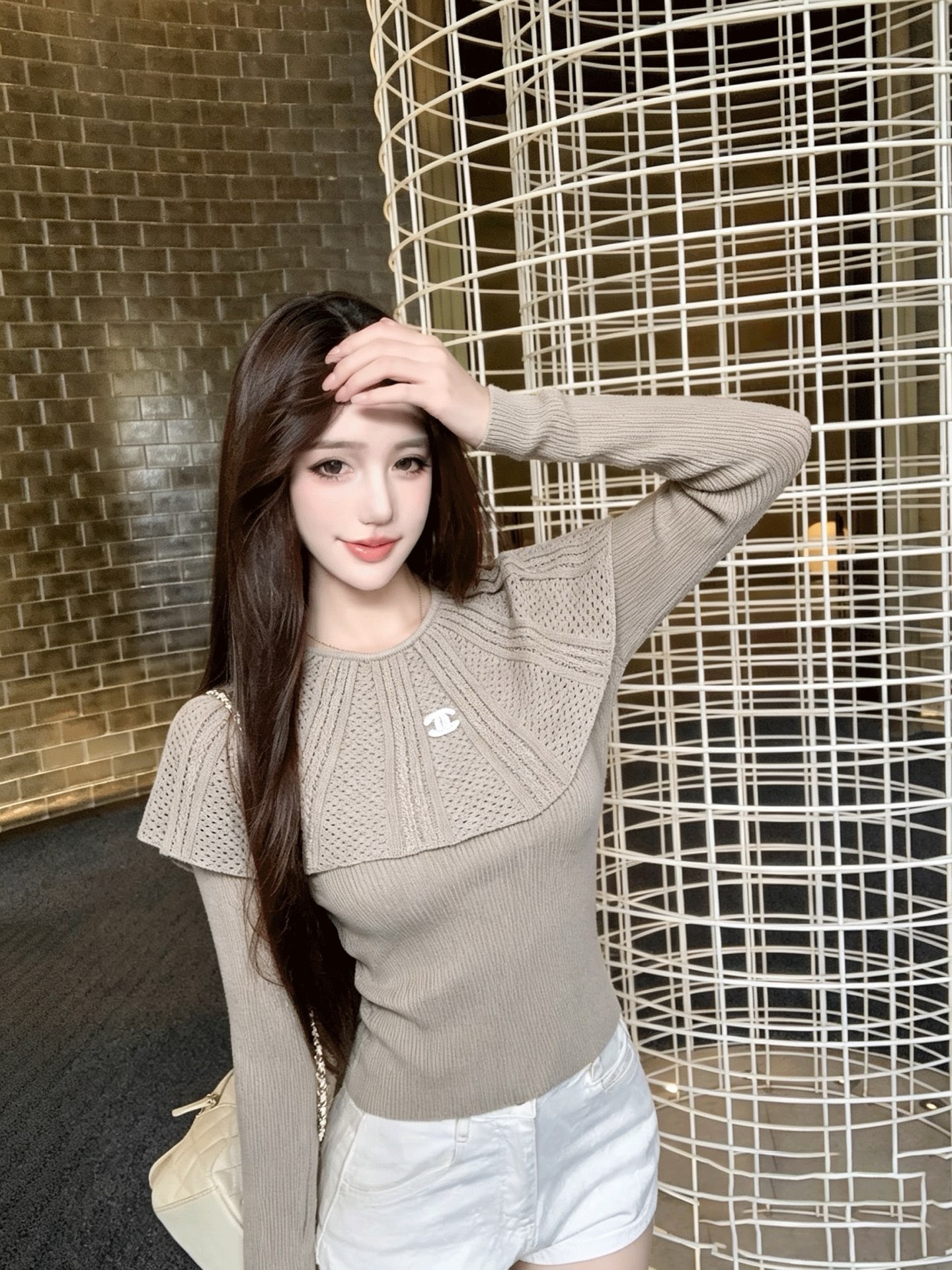 NO:947714,Batch Chan**26 new early autumn knitted shawl collar long sleeves. Hollow large lapel splicing design. Gentle layers. Modify the shoulder and neck lines. Vertical ribbed body. Stretchy and slim. Fits the body shape. Exquisite double C logo. Low-key and luxurious. Enhances sophistication. Two colors. Ready for sale. 363840,,chanel,shawls,19860909批Chan**26早秋新款针织披肩领长袖 镂空大翻领拼接设计 层次温柔 修饰肩颈线条 坑条竖纹衣身 弹力修身 显瘦贴合身形 精致双C小标 低调轻奢 提升精致感 两色 现货发售 363840,,chanel,shawls,,Women's clothing