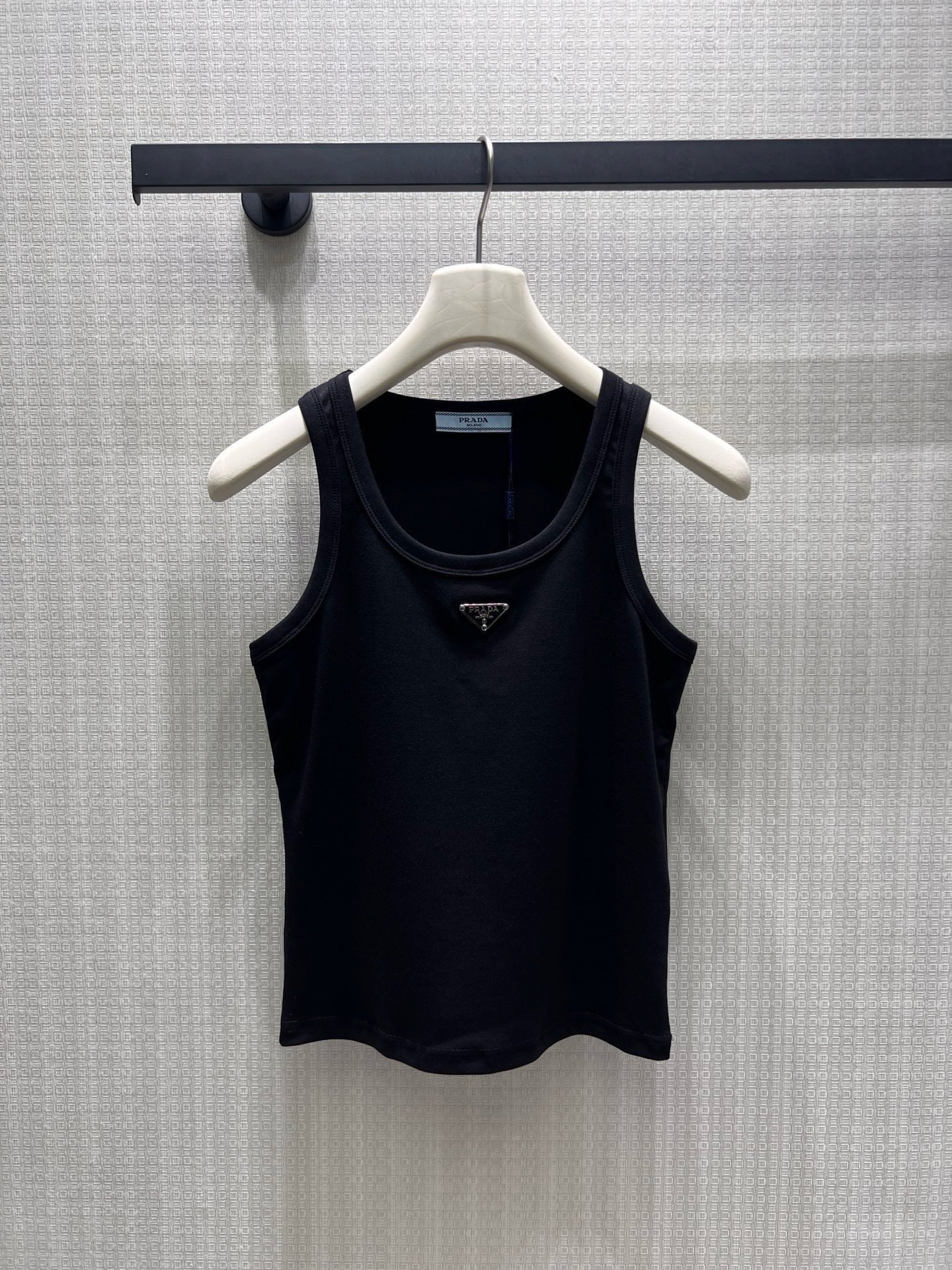 NO:952367,26ss new summer Pra** triangle logo vest is made of soft threaded cotton, which is close-fitting, comfortable and elastic. The inverted triangle logo on the chest is very recognizable, the simple design is versatile, and it can be worn alone or as an inner layer!  Short cut, paired with high-waisted trousers/skirts to show off your body proportions, the white style is refreshing and clean, perfect for summer. The same style from the show, very popular in the fashion circle, easy to create a high-end look!  Two colors ready for sale sml real shot details, prada, skirts,1986090926ss夏季新款Pra**三角徽标背心,采用柔软螺纹棉,贴身舒适又有弹性.胸前倒三角徽标超有辨识度,简约设计百搭,单穿或内搭都很OK！短款剪裁,搭高腰裤/裙子超显身材比例,白色款清爽干净,夏天穿超合适.秀场同款,时尚圈超火,轻松打造高级感穿搭！两色 现货发售smL 实拍细节图,,prada,skirts,,Women's clothing