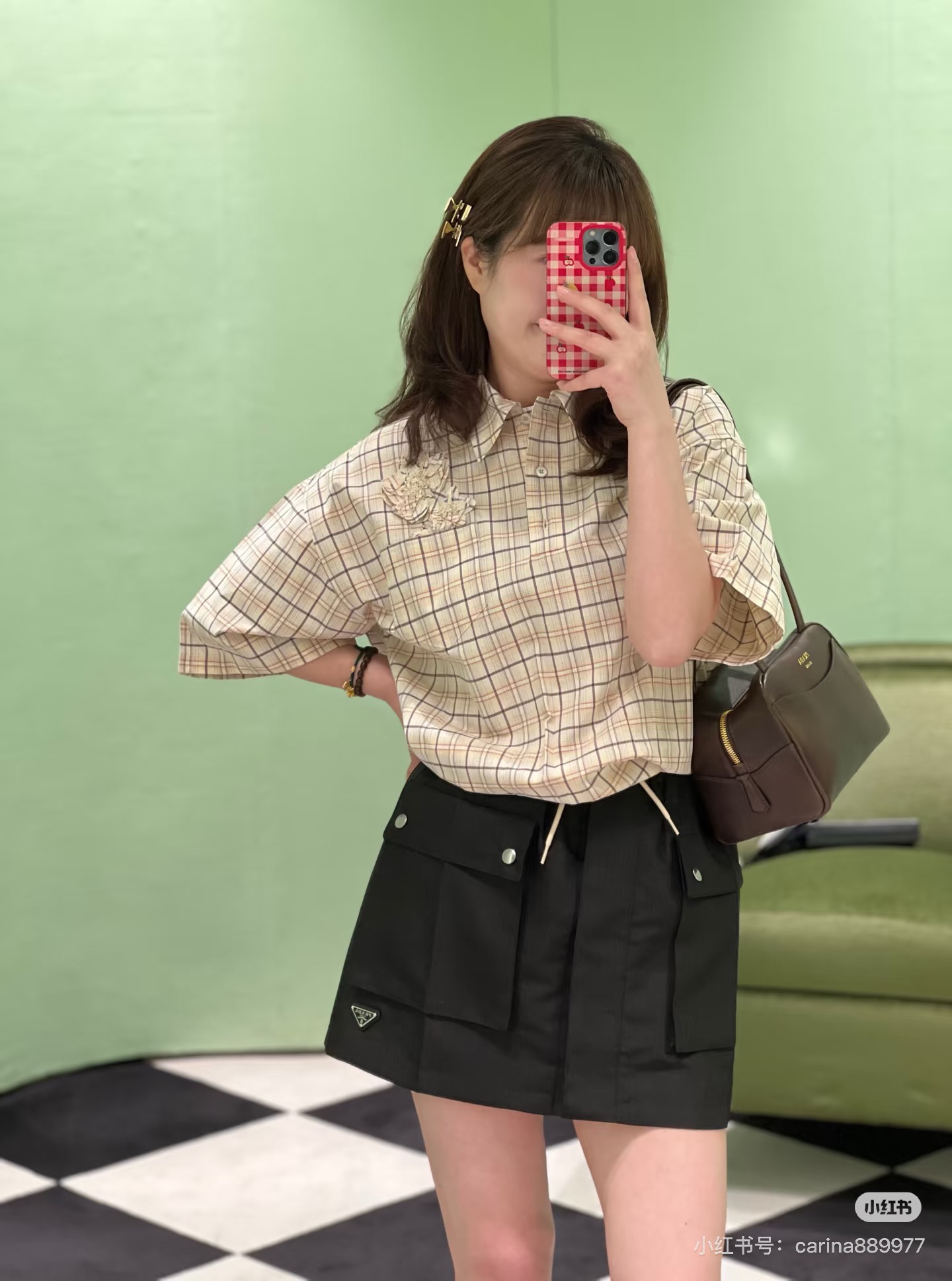 NO:952456,26 spring and summer new skirt Pra** classic nylon skirt, which combines workwear aesthetics with urban neatness. The crisp nylon fabric has a matte texture, the bud waistband is equipped with three-dimensional workwear pockets, and the silver rivets and triangular logo hide the brand genes. The neat short cut optimizes the proportions, has both a cool and high-end feel, and can easily create an effortless high-street look. Ready for sale smL, prada, skirts,1986090926春夏新款半裙 Pra**经典尼龙半裙,将工装美学与都市利落感融为一体.挺括尼龙面料自带哑光质感,花苞腰头搭配立体工装口袋,银色铆钉与三角徽标暗藏品牌基因.利落短款剪裁优化比例,兼具酷飒与高级感,轻松打造不费力的高街造型.现货出售smL,,prada,skirts,,Women's clothing