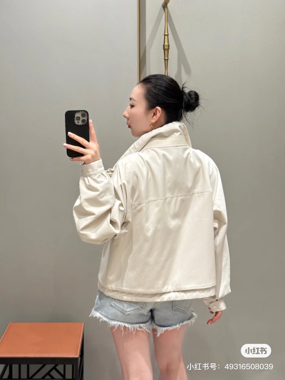 NO:954916,26th early autumn new product Loe** minimalist work jacket, soft milky white and pure red, soft and neat. The stand-up collar short jacket has a loose shoulder cut, double patch pocket work details hide the sense of design, the breathable and stiff fabric has a casual and loose fit, the hardware logo is fully customized zipper leather splicing, full of details, high-end and clean. Low-key and no complicated prints, easily create a relaxed and luxurious Korean atmosphere. Milky white and true red  On sale now 36/38/40,,loewe,jackets & coats,jackets & coats,1986090926早秋新品 Loe**极简工装外套 柔和奶白调和正红两色温柔又利落.立领短款夹克宽松落肩剪裁,双贴袋工装细节暗藏设计感,透气挺括面料自带随性松弛感宽松版型,五金Logo全订制拉链皮革拼接 细节感拉满 高级干净.低调无繁复印花,轻松打造松弛感轻奢韩系氛围感.奶白色 正红色 现货发售36/38/40,,loewe,jackets & coats,jackets & coats,,Women's clothing