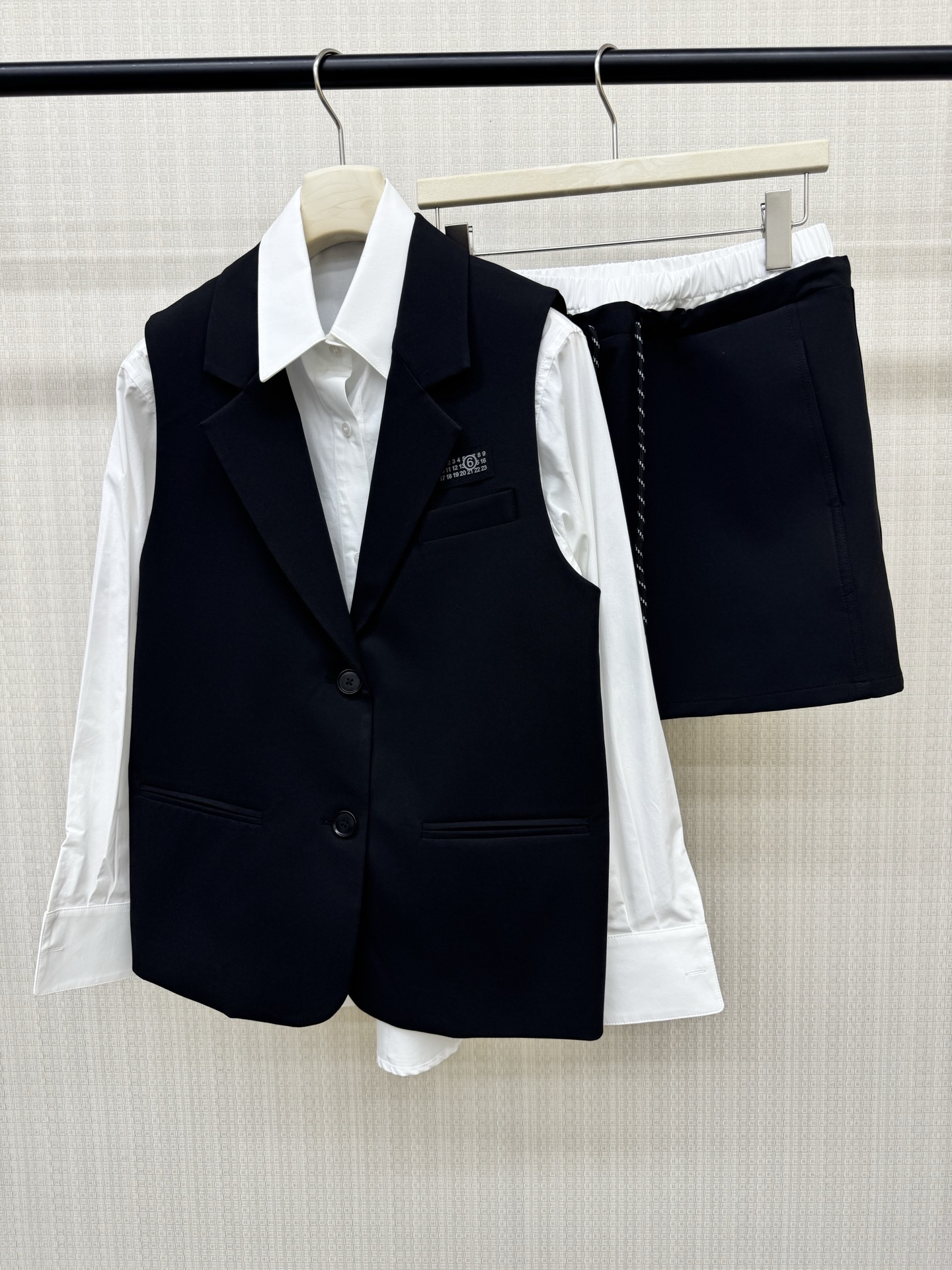 NO:954936,26 new early autumn Mais** spliced ​​fake two-piece suit, one set to complete the outfit, fake two-piece design with inner shirt, spliced ​​half skirt with safety pants, a must-have item for early autumn, high-end formal wear, professional and capable temperament, black gray, ready for sale SML real shot details,,skirts,1986090926早秋新款Mais**拼接假两件套装 一套式搞定穿搭,假两件设计内带衬衣,拼接半裙带安全裤,初秋必备单品,高级正装 职业干练气质 黑色 灰色 现货发售SML实拍细节图,,skirts,,Women's clothing