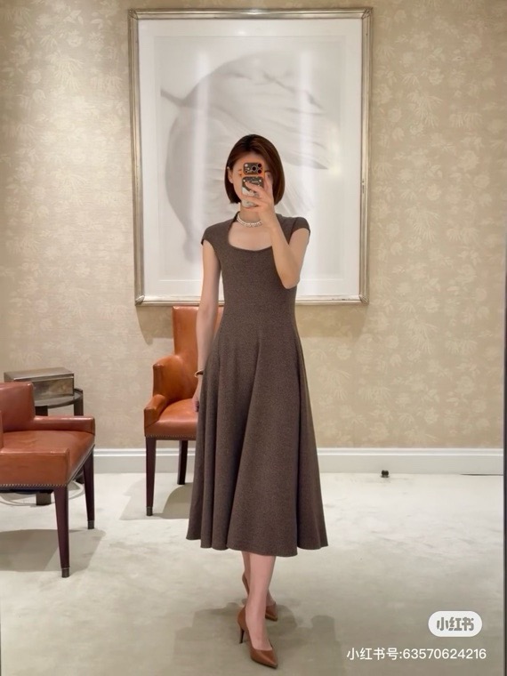 NO:957062,polo ralp*laur* U-neck woolen dress with small flying sleeves. Exclusively customized wool blended fabric. The upper body is full of retro old money style. The U-shaped collar and small flying sleeves are designed to free up the shoulders and neck. The extended zipper at the back makes it easy to put on and take off. The upper body automatically tightens the waist and shapes. The oversized skirt is flexible and free to move. Ready for sale SML, loro piana, skirts,19860909polo ralp*laur*小飞袖U领毛呢连衣裙 独家定制羊毛混纺面料,上身复古老钱风味十足,U型领加小飞袖设计解放肩颈 后置加长拉链穿脱轻松搞定 上身自动收腰塑型 超大裙摆随步灵动自由 现货发售SML,,loro piana,skirts,,Women's clothing