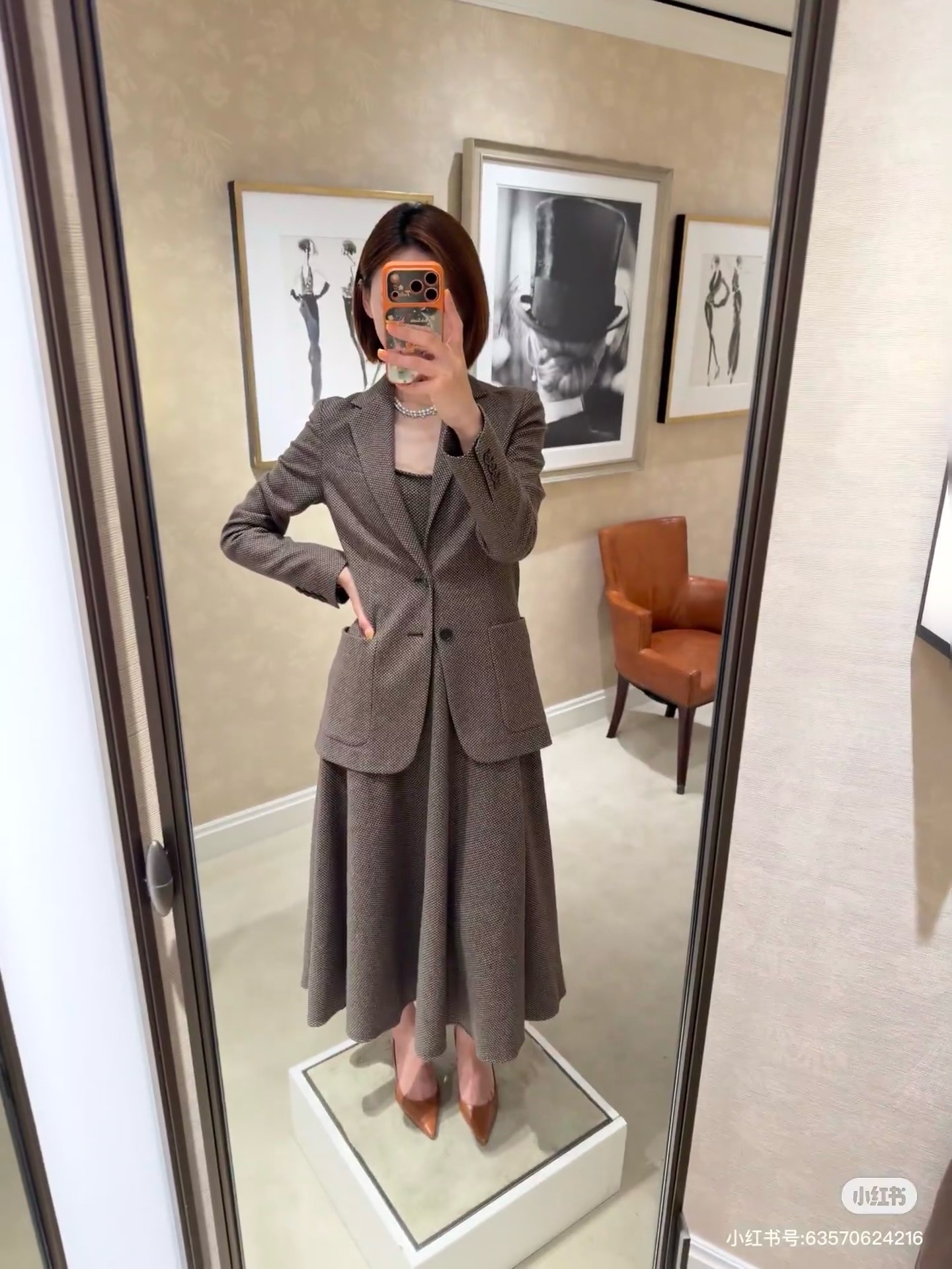 NO:957124,Batch polaraLp**26 early autumn new products. Exclusive high-end woolen suit jacket. Brown-toned wool blended fabric with fine grained texture, high-end and layered. The waisted single-breasted suit neatly modifies the figure, and the large pockets are retro and practical; French intellectual lady. Suitable for commuting and dating, low-key interpretation of timeless and high-end old money style atmosphere. Ready for sale SML, loro piana, jackets & coats, business suit,19860909批poloraLp**26早秋新品 独家高定毛呢西装外套 棕色调羊毛混纺面料自带细碎纹肌理高级有层次.收腰单排扣西装利落修饰身形,大口袋复古实用；法式知性大小姐 通勤、约会皆适配,低调诠释隽永高级的老钱风氛围感 现货发售SML,,loro piana,jackets & coats,business suit,,Women's clothing
