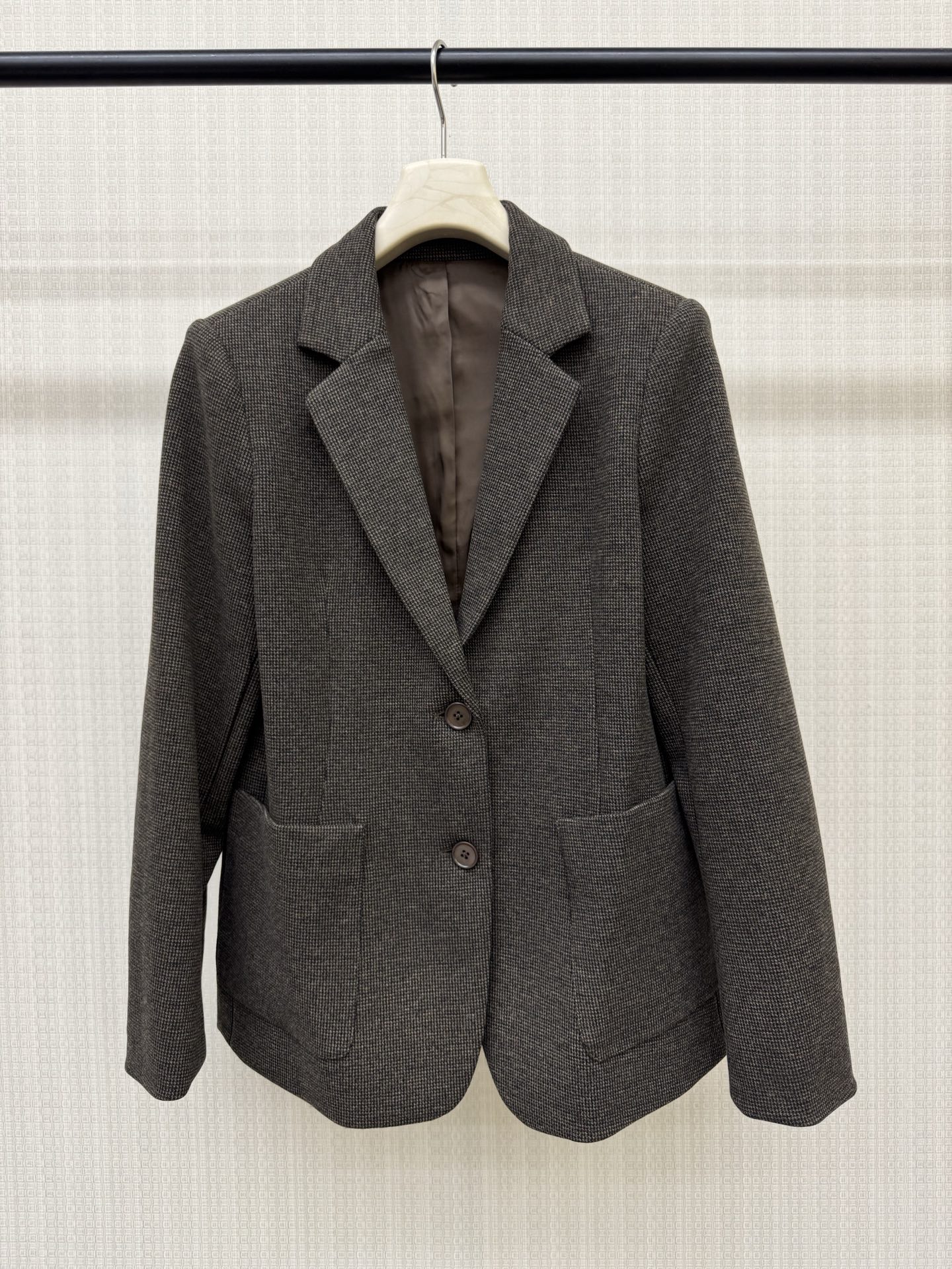 NO:957117,poloraLp**26 new product in early autumn, exclusive high-end woolen suit jacket, brown wool blended fabric with fine grained texture, high-end and layered. The waisted single-breasted suit neatly modifies the body shape, and the large pockets are retro and practical; French intellectual lady, suitable for commuting and dating, low-key interpretation of timeless and high-end old money style atmosphere. Spot sale SML real shot details, loro piana, jackets & coats, business suit,19860909poloraLp**26早秋新品 独家高定毛呢西装外套 棕色调羊毛混纺面料自带细碎纹肌理高级有层次.收腰单排扣西装利落修饰身形,大口袋复古实用；法式知性大小姐 通勤、约会皆适配,低调诠释隽永高级的老钱风氛围感 现货发售SML实拍细节图,,loro piana,jackets & coats,business suit,,Women's clothing