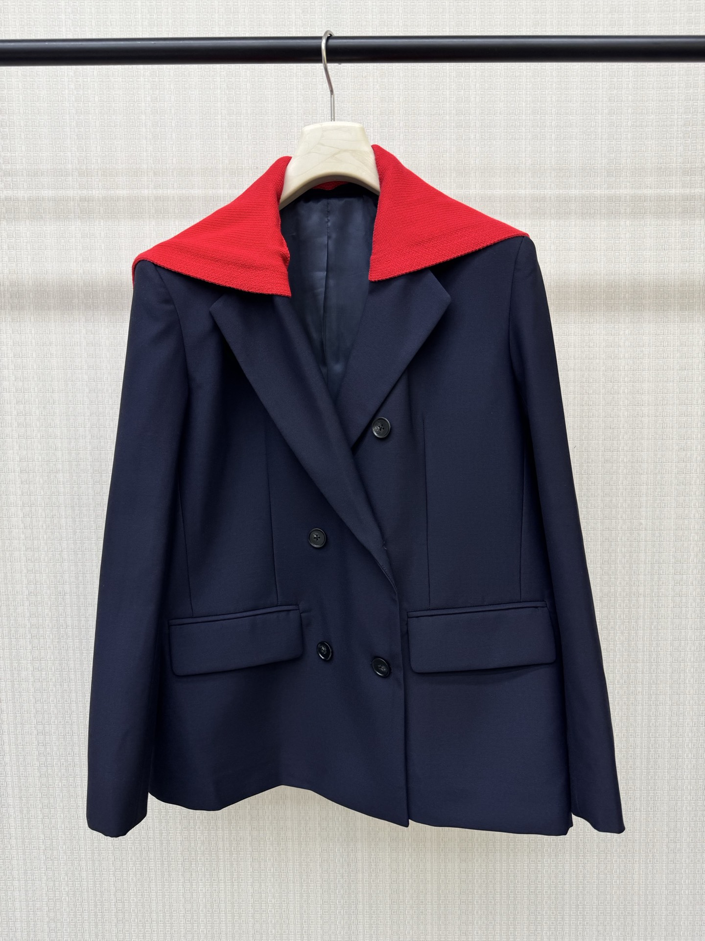 NO:957102,Loew* navy style contrasting color shawl suit jacket Xiaoshui same style, shawl detachable, daily versatile item, customized shawl, wool blended suit fabric, perfect collision of blue and red, dating and commuting item, ready for sale 363840 real shot details,, loewe, jackets & coats, business suit, shawls,19860909批Loew*海军风撞色披肩西装外套小水同款,披肩拆卸,日常百搭单品,定制披肩,羊毛混纺西服面料,正蓝与正红的完美碰撞 约会通勤单品 现货发售363840实拍细节图,,loewe,jackets & coats,business suit,shawls,,Women's clothing
