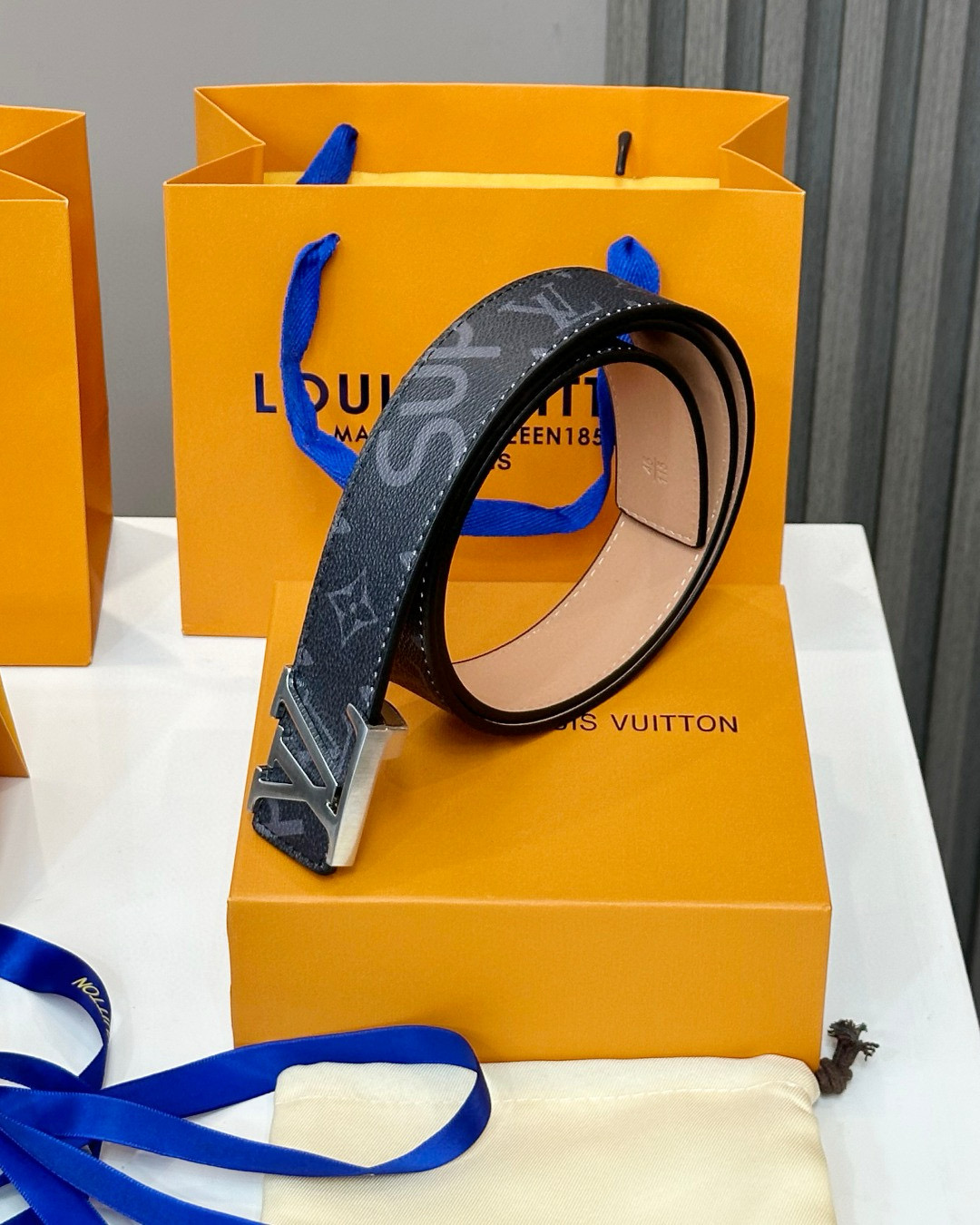 💰75
🌳路易威登Louis Vuitton L联名款老花腰带  专柜包装！！

货号：8166

色彩清新时尚，搭配银色的扣头满满的高级感！

Louis Vuitton礼盒包装，经典扣头高端大气上档次！刻花LOGO清晰可见，闪亮镀钯电镀，高端品质顶级做工，官网代购在售5000+

这款驴家腰带从外到内都堪称完美，无论是高端大气的包装，还是真材实料的品质，都是一骑绝尘 无可匹敌的牛货！

奢侈品牌里LV的腰带最受欢迎，把最精致的LV皮带送给最爱的人！

规格：标准115cm   宽度：男款3.8-4.0cm

配： 原版礼盒+手提袋+打孔器+防尘袋+发票

注：打孔后不退换！！