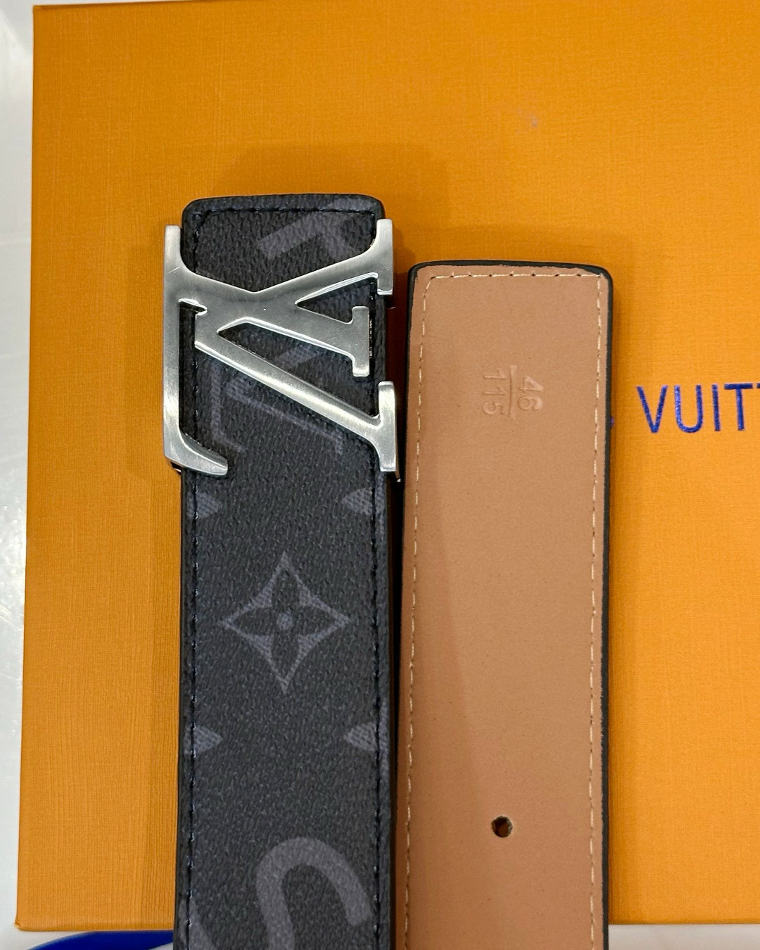 💰75
🌳路易威登Louis Vuitton L联名款老花腰带  专柜包装！！

货号：8166

色彩清新时尚，搭配银色的扣头满满的高级感！

Louis Vuitton礼盒包装，经典扣头高端大气上档次！刻花LOGO清晰可见，闪亮镀钯电镀，高端品质顶级做工，官网代购在售5000+

这款驴家腰带从外到内都堪称完美，无论是高端大气的包装，还是真材实料的品质，都是一骑绝尘 无可匹敌的牛货！

奢侈品牌里LV的腰带最受欢迎，把最精致的LV皮带送给最爱的人！

规格：标准115cm   宽度：男款3.8-4.0cm

配： 原版礼盒+手提袋+打孔器+防尘袋+发票

注：打孔后不退换！！