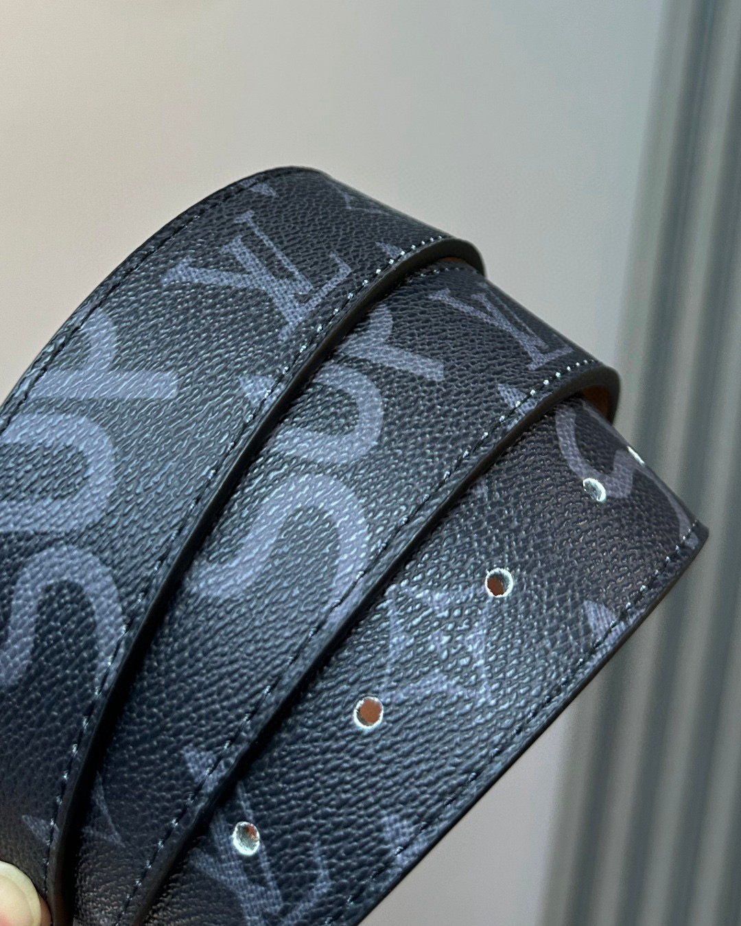 💰75
🌳路易威登Louis Vuitton L联名款老花腰带  专柜包装！！

货号：8166

色彩清新时尚，搭配银色的扣头满满的高级感！

Louis Vuitton礼盒包装，经典扣头高端大气上档次！刻花LOGO清晰可见，闪亮镀钯电镀，高端品质顶级做工，官网代购在售5000+

这款驴家腰带从外到内都堪称完美，无论是高端大气的包装，还是真材实料的品质，都是一骑绝尘 无可匹敌的牛货！

奢侈品牌里LV的腰带最受欢迎，把最精致的LV皮带送给最爱的人！

规格：标准115cm   宽度：男款3.8-4.0cm

配： 原版礼盒+手提袋+打孔器+防尘袋+发票

注：打孔后不退换！！