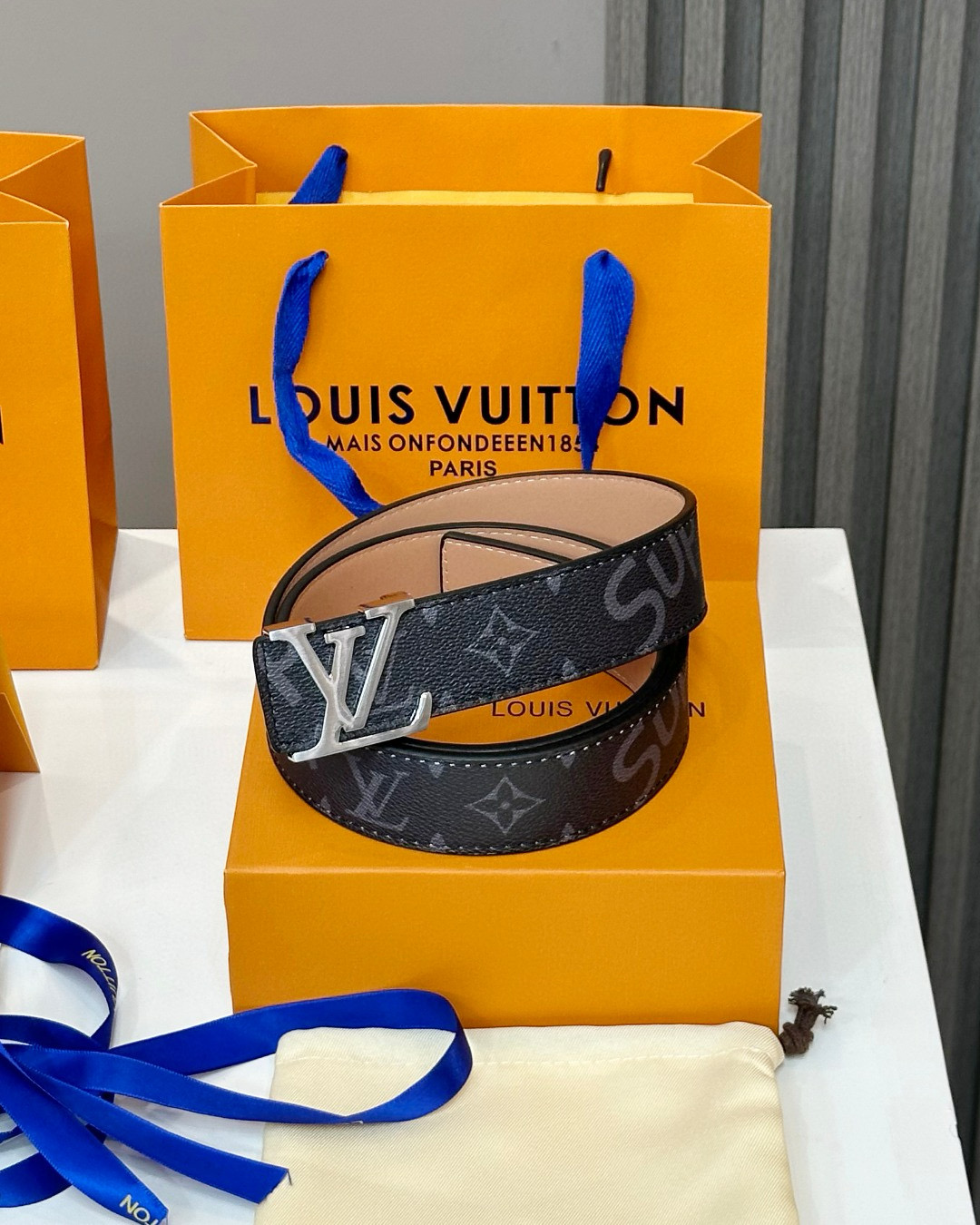 💰75
🌳路易威登Louis Vuitton L联名款老花腰带  专柜包装！！

货号：8166

色彩清新时尚，搭配银色的扣头满满的高级感！

Louis Vuitton礼盒包装，经典扣头高端大气上档次！刻花LOGO清晰可见，闪亮镀钯电镀，高端品质顶级做工，官网代购在售5000+

这款驴家腰带从外到内都堪称完美，无论是高端大气的包装，还是真材实料的品质，都是一骑绝尘 无可匹敌的牛货！

奢侈品牌里LV的腰带最受欢迎，把最精致的LV皮带送给最爱的人！

规格：标准115cm   宽度：男款3.8-4.0cm

配： 原版礼盒+手提袋+打孔器+防尘袋+发票

注：打孔后不退换！！