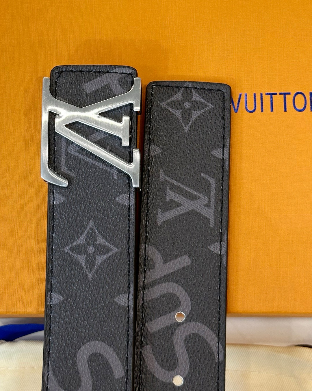 💰75
🌳路易威登Louis Vuitton L联名款老花腰带  专柜包装！！

货号：8166

色彩清新时尚，搭配银色的扣头满满的高级感！

Louis Vuitton礼盒包装，经典扣头高端大气上档次！刻花LOGO清晰可见，闪亮镀钯电镀，高端品质顶级做工，官网代购在售5000+

这款驴家腰带从外到内都堪称完美，无论是高端大气的包装，还是真材实料的品质，都是一骑绝尘 无可匹敌的牛货！

奢侈品牌里LV的腰带最受欢迎，把最精致的LV皮带送给最爱的人！

规格：标准115cm   宽度：男款3.8-4.0cm

配： 原版礼盒+手提袋+打孔器+防尘袋+发票

注：打孔后不退换！！