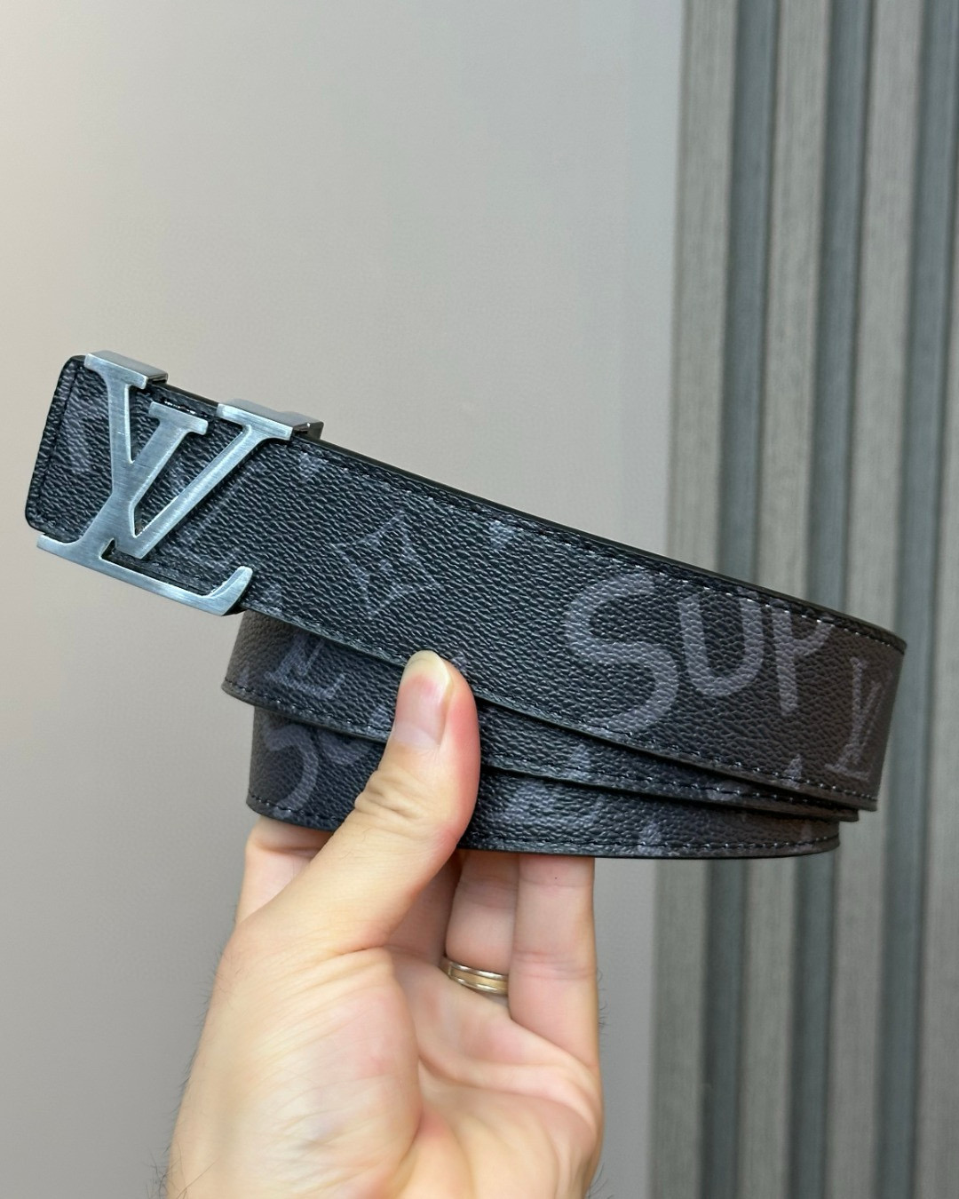 💰75
🌳路易威登Louis Vuitton L联名款老花腰带  专柜包装！！

货号：8166

色彩清新时尚，搭配银色的扣头满满的高级感！

Louis Vuitton礼盒包装，经典扣头高端大气上档次！刻花LOGO清晰可见，闪亮镀钯电镀，高端品质顶级做工，官网代购在售5000+

这款驴家腰带从外到内都堪称完美，无论是高端大气的包装，还是真材实料的品质，都是一骑绝尘 无可匹敌的牛货！

奢侈品牌里LV的腰带最受欢迎，把最精致的LV皮带送给最爱的人！

规格：标准115cm   宽度：男款3.8-4.0cm

配： 原版礼盒+手提袋+打孔器+防尘袋+发票

注：打孔后不退换！！