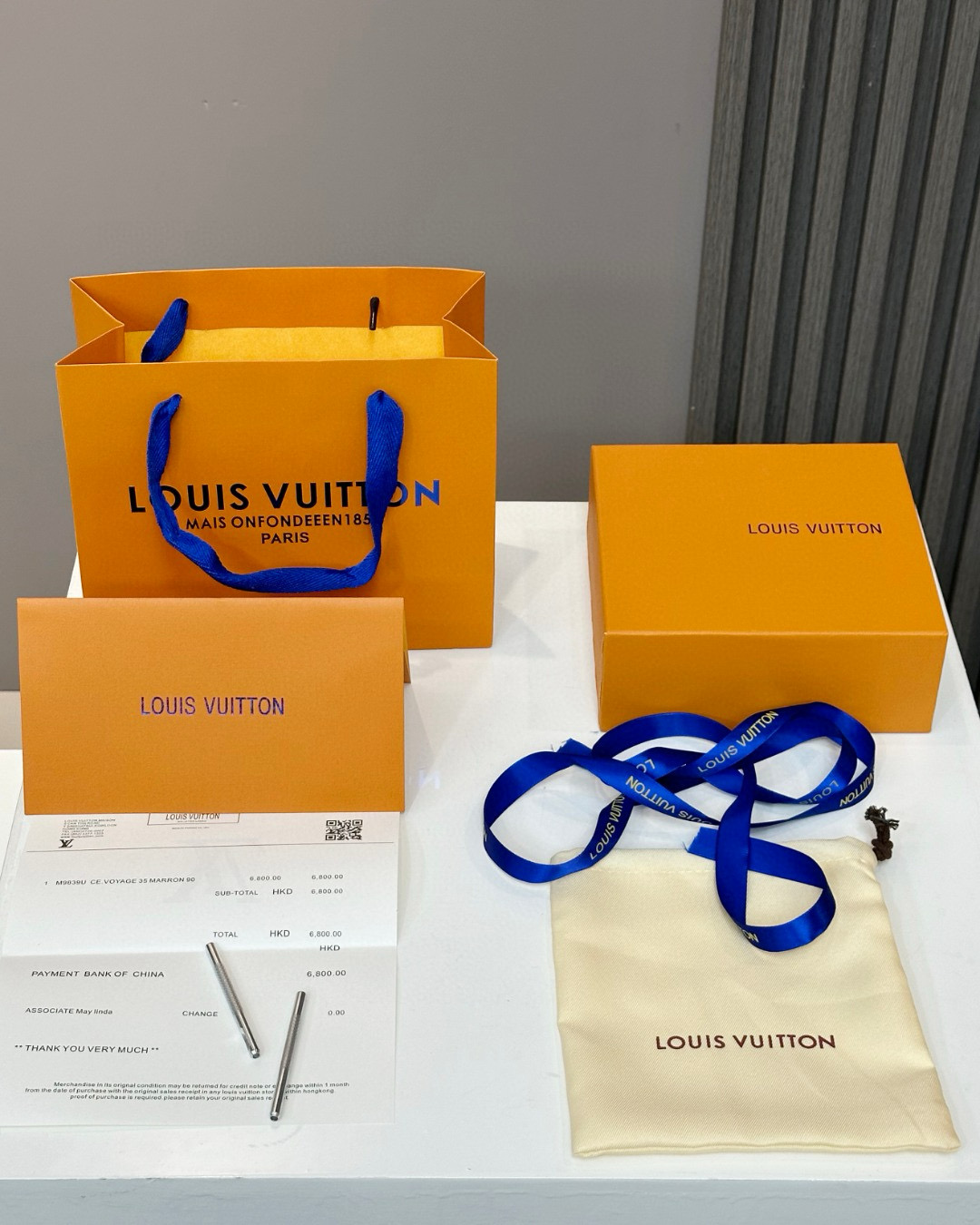 💰75
🌳路易威登Louis Vuitton L联名款老花腰带  专柜包装！！

货号：8166

色彩清新时尚，搭配银色的扣头满满的高级感！

Louis Vuitton礼盒包装，经典扣头高端大气上档次！刻花LOGO清晰可见，闪亮镀钯电镀，高端品质顶级做工，官网代购在售5000+

这款驴家腰带从外到内都堪称完美，无论是高端大气的包装，还是真材实料的品质，都是一骑绝尘 无可匹敌的牛货！

奢侈品牌里LV的腰带最受欢迎，把最精致的LV皮带送给最爱的人！

规格：标准115cm   宽度：男款3.8-4.0cm

配： 原版礼盒+手提袋+打孔器+防尘袋+发票

注：打孔后不退换！！