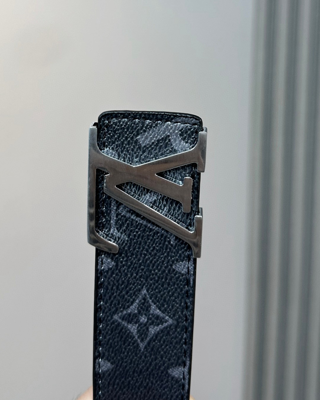💰75
🌳路易威登Louis Vuitton L联名款老花腰带  专柜包装！！

货号：8166

色彩清新时尚，搭配银色的扣头满满的高级感！

Louis Vuitton礼盒包装，经典扣头高端大气上档次！刻花LOGO清晰可见，闪亮镀钯电镀，高端品质顶级做工，官网代购在售5000+

这款驴家腰带从外到内都堪称完美，无论是高端大气的包装，还是真材实料的品质，都是一骑绝尘 无可匹敌的牛货！

奢侈品牌里LV的腰带最受欢迎，把最精致的LV皮带送给最爱的人！

规格：标准115cm   宽度：男款3.8-4.0cm

配： 原版礼盒+手提袋+打孔器+防尘袋+发票

注：打孔后不退换！！