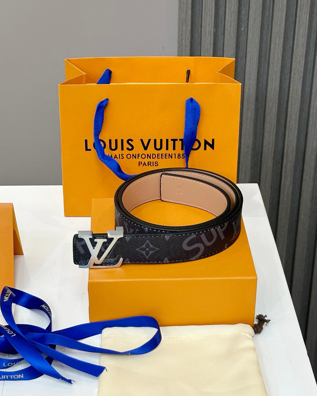 💰75
🌳路易威登Louis Vuitton L联名款老花腰带  专柜包装！！

货号：8166

色彩清新时尚，搭配银色的扣头满满的高级感！

Louis Vuitton礼盒包装，经典扣头高端大气上档次！刻花LOGO清晰可见，闪亮镀钯电镀，高端品质顶级做工，官网代购在售5000+

这款驴家腰带从外到内都堪称完美，无论是高端大气的包装，还是真材实料的品质，都是一骑绝尘 无可匹敌的牛货！

奢侈品牌里LV的腰带最受欢迎，把最精致的LV皮带送给最爱的人！

规格：标准115cm   宽度：男款3.8-4.0cm

配： 原版礼盒+手提袋+打孔器+防尘袋+发票

注：打孔后不退换！！