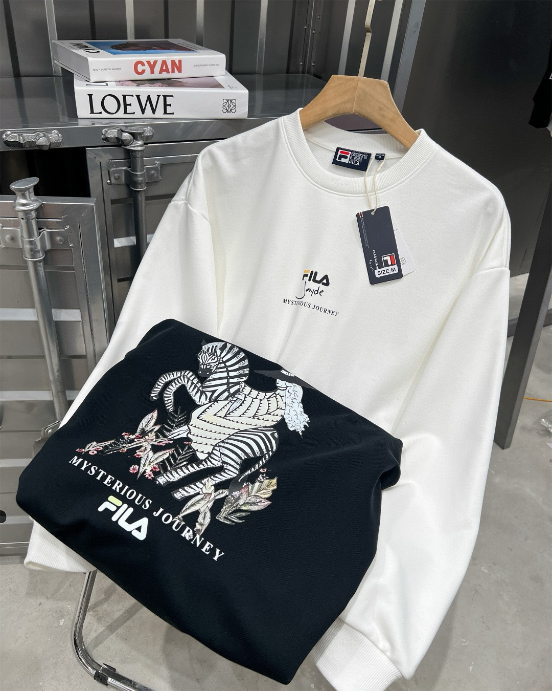 💰190（细节图）
FILA/斐乐FilaxJayde联名logo圆领卫衣男女同款  顶级版本

斐乐卫衣凭借过硬的品质和设计，一直深受各大明星网红博主的喜爱！

百年运动时尚品牌FILA创建于1911年意大利BIELLA小镇，是FILA兄弟创立的一家纺织和针织的服装企业。FILA产品将运动，生活，时尚结合起来，专注于时尚运动！

采用380g全棉毛圈面料，做工精细，前后独特的设计风印花绝对独家品质！

螺纹采用高克重重磅纯棉螺纹 同缸定织定染。软糯舒适透气柔软又亲肤!

经典圆领，舒适贴合不易变形，每个细节的完美性，上身效果丝毫不用考虑！

情侣款 oversize版型超级显腿长 秋冬首选单品之一、上身回头率百分百！

颜色：黑色 白色

尺码表：S—XL
S （100-135斤）：衣长68 胸围104 肩宽45
M （135-150斤）：衣长70 胸围108 肩宽46
L  （150-165斤）：衣长72 胸围112 肩宽48
XL（165-185斤）：衣长74 胸围116 肩宽49