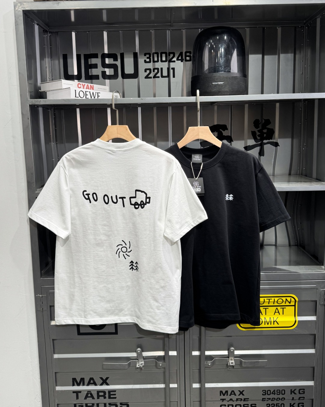 💰175包邮
NFC防伪 顶级版本
🇨🇳 可隆KOLON SPORT × INAPSQUARE联名款 短袖T恤 男女同款 🇨🇳
颜色:黑色 白色
尺码:M~XXL
货号:2ESHTM5JK916XXPL
✅高定版本,原厂40织#280克双纱材质,御用新疆长绒棉,做工细节非常到位!
✅全套包装:三标齐全,⚠️NFC识别防伪功能!!
✅OVERSIZE落肩版型,上身既有慵懒范又时尚!!
尺码表:
M 胸围104衣长69肩宽47(125斤内)
L 胸围110衣长71肩宽48(125-145斤)
XL 胸围116衣长73肩宽50(145-165斤)
XXL 胸围122衣长76肩宽52(165-185斤)