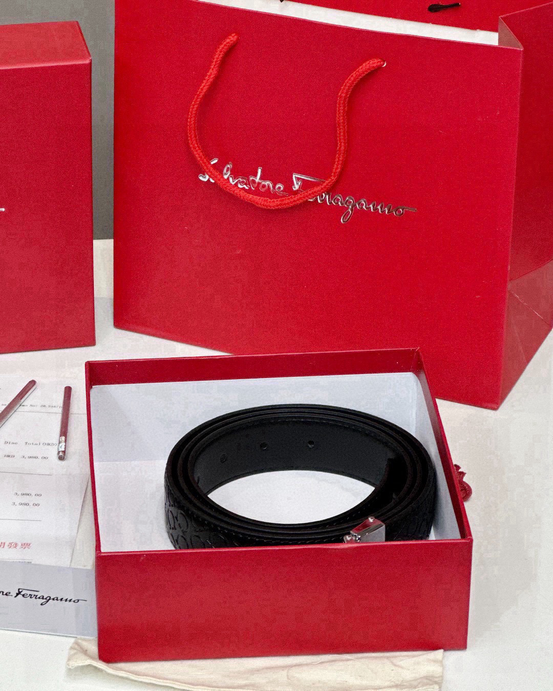 💰80
🌳经典款Ferragamo 菲拉格慕压花logo腰带 专柜包装!!
货号:8042
扣头呈现出一个8字形,俗称‘发财扣’ 该腰带可调节,且根据需要剪裁, 优质精钢五金!原版头层牛皮!
Ferragamo礼盒包装,低调轻奢商务风!腰带整体手工车缝走线,款式大方百搭,高端品质顶级做工!
品牌故事:
1927年诞生于意大利的奢华品牌,卓越工艺和独特风格至今代代相传。因为Ferragamo异常关注质量和细节,他赢得了"明星御用皮鞋匠"的称号。而今,Ferragamo是皮鞋、皮革制品、配件、服装和香氛的设计者之一。风格华贵典雅,实用性和款式并重,以传统手工设计和款式新颖出色!
经典而又魅力恒久的腰带,把最精致的皮带送给最爱的人!
规格:标准115cm 宽度:男款3.8-4.0cm 自动扣!可随意裁剪!
配: 原版礼盒+打孔器+防尘袋
注:打孔,裁剪后不退换!!!