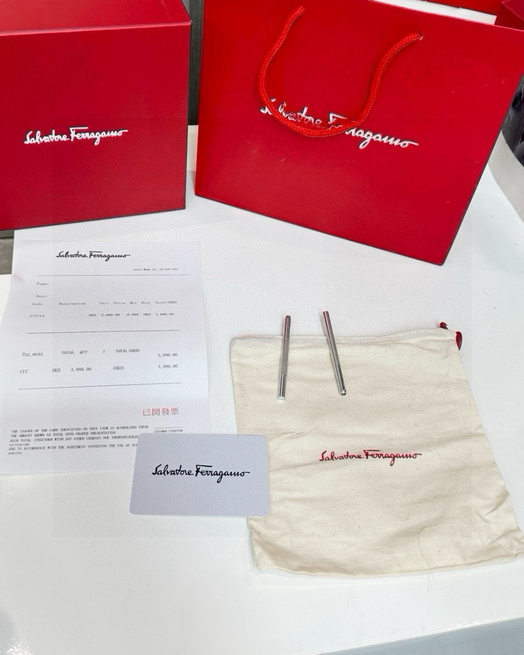 💰80
🌳经典款Ferragamo 菲拉格慕压花logo腰带 专柜包装!!
货号:8042
扣头呈现出一个8字形,俗称‘发财扣’ 该腰带可调节,且根据需要剪裁, 优质精钢五金!原版头层牛皮!
Ferragamo礼盒包装,低调轻奢商务风!腰带整体手工车缝走线,款式大方百搭,高端品质顶级做工!
品牌故事:
1927年诞生于意大利的奢华品牌,卓越工艺和独特风格至今代代相传。因为Ferragamo异常关注质量和细节,他赢得了"明星御用皮鞋匠"的称号。而今,Ferragamo是皮鞋、皮革制品、配件、服装和香氛的设计者之一。风格华贵典雅,实用性和款式并重,以传统手工设计和款式新颖出色!
经典而又魅力恒久的腰带,把最精致的皮带送给最爱的人!
规格:标准115cm 宽度:男款3.8-4.0cm 自动扣!可随意裁剪!
配: 原版礼盒+打孔器+防尘袋
注:打孔,裁剪后不退换!!!