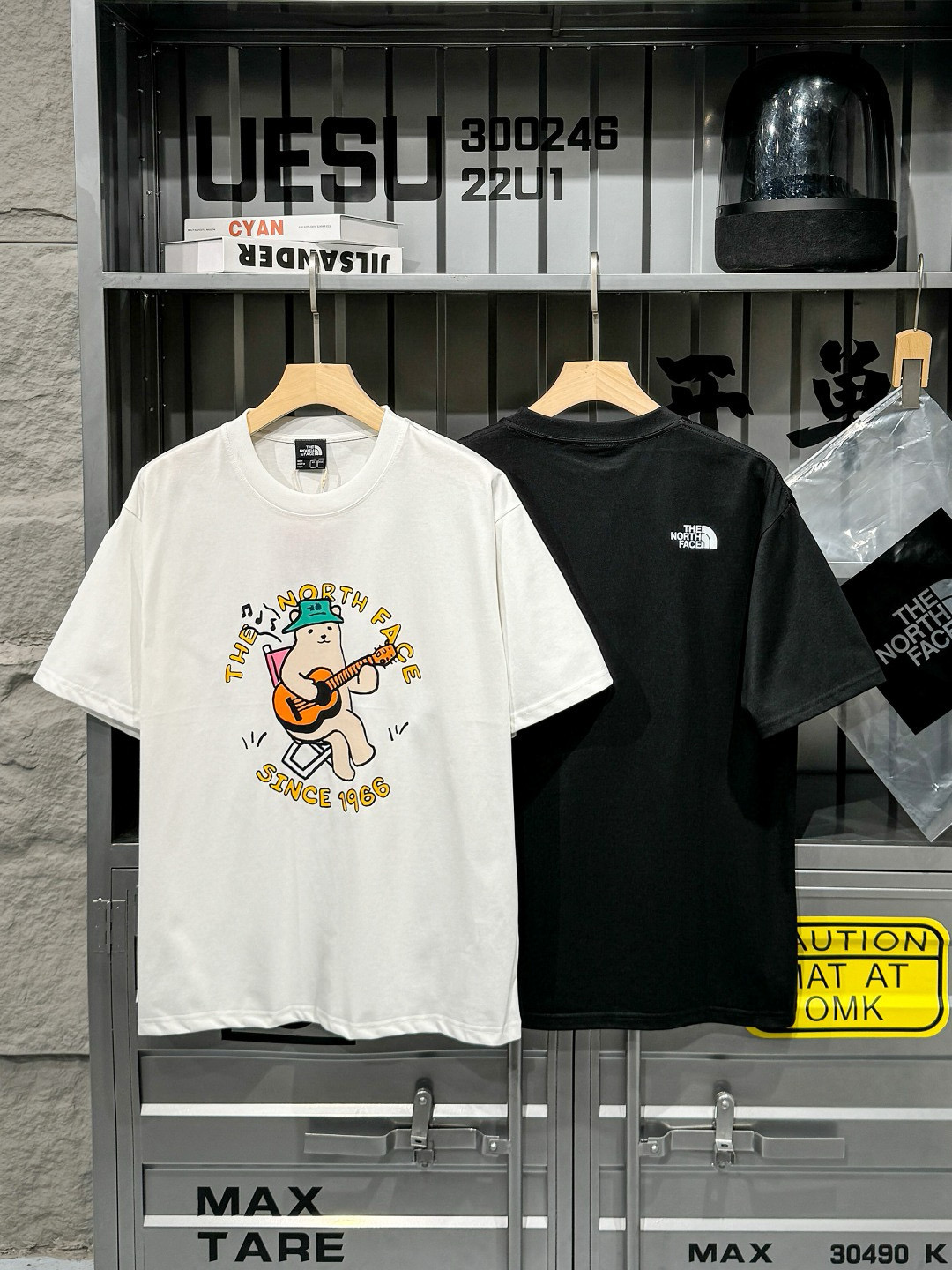 包邮 NFC防伪 顶级版本 🇨🇳THE 北面 吉他熊 短袖T恤 男女同款 🇨🇳 颜色:黑色 白色 货号:2ESHTM5JK809XXPL ✅高定版本,原厂40织#280克双纱材质,御用新疆长绒棉,做工细节非常到位! ✅全套包装:三标齐全,⚠️NFC识别防伪功能 ✅OVERSIZE落肩版型,上身既有慵懒范又时尚 尺码表: M 胸围104衣长69肩宽47(125斤内) L 胸围110衣长71肩宽48(125-145斤) XL 胸围116衣长73肩宽50(145-165斤) XXL 胸围122衣长76肩宽52(165-185斤)