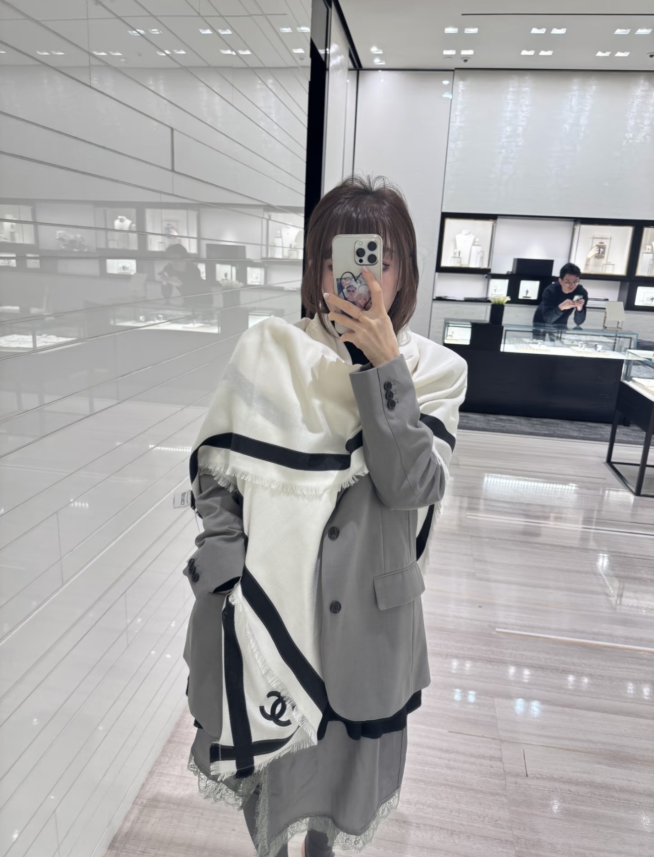 🆕 高版本还原的小香 米白拼黑边丝光羊毛披肩 往身上随便一搭 复古简约  精选丝羊绒奢柔面料，黑白交织，经典百搭，薄厚适