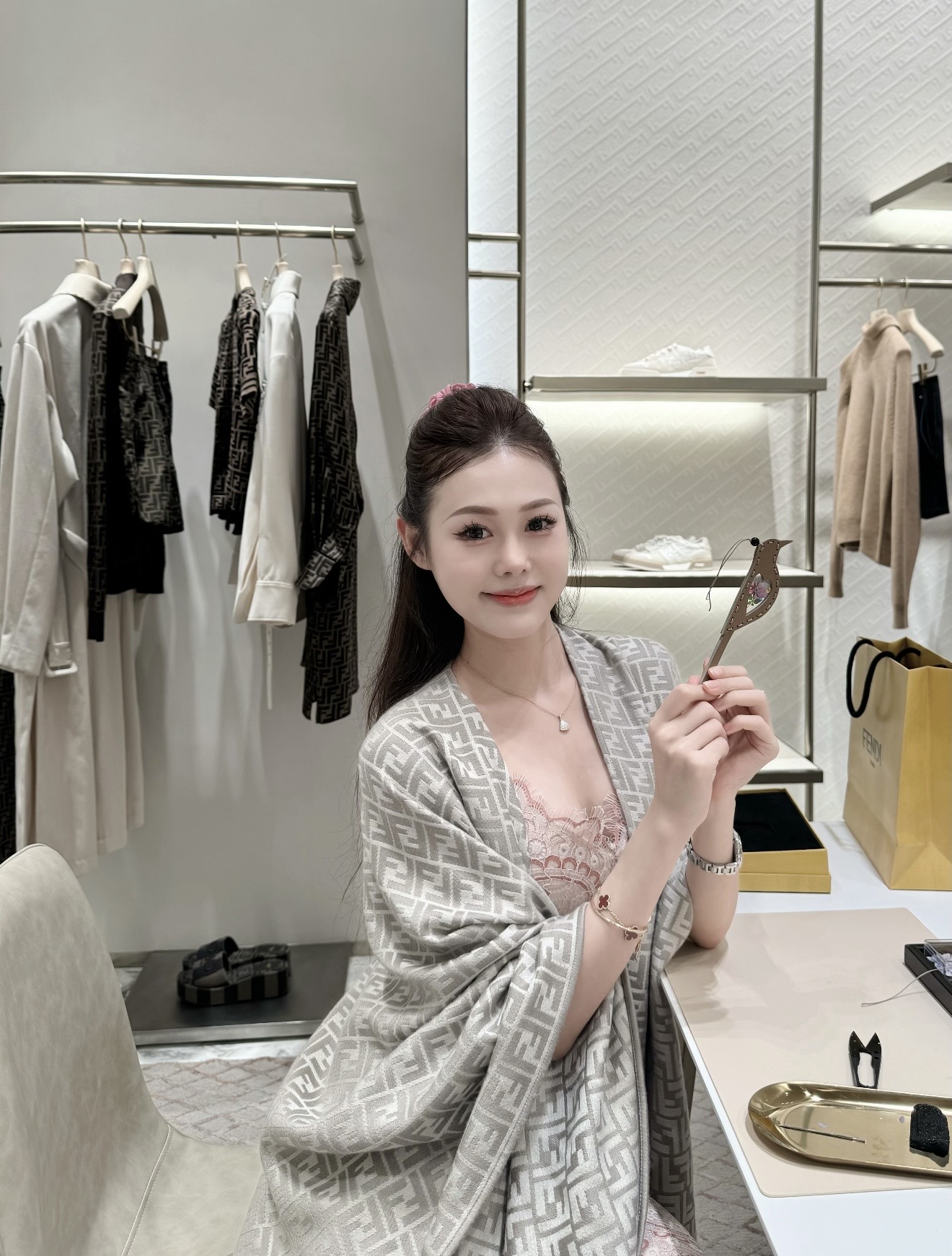 PFendi披肩，行走的高级感！【鸽子灰】 经典FF logo满印，颜色高级又清冷，随手一披，氛围感拉满。丝毛材质柔软亲