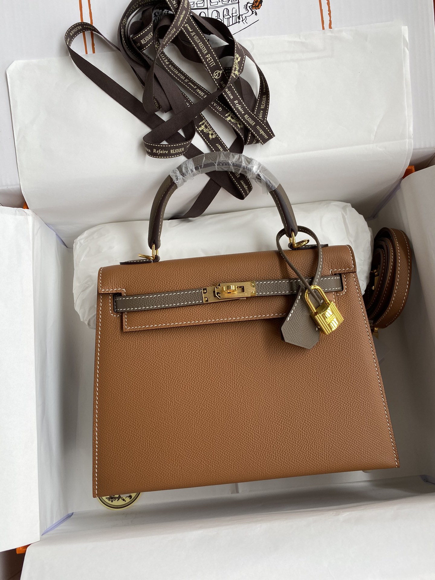 Kelly 25cm piel Epsom importada marrón dorado combinado con gris elefante 🐘 herrajes dorados