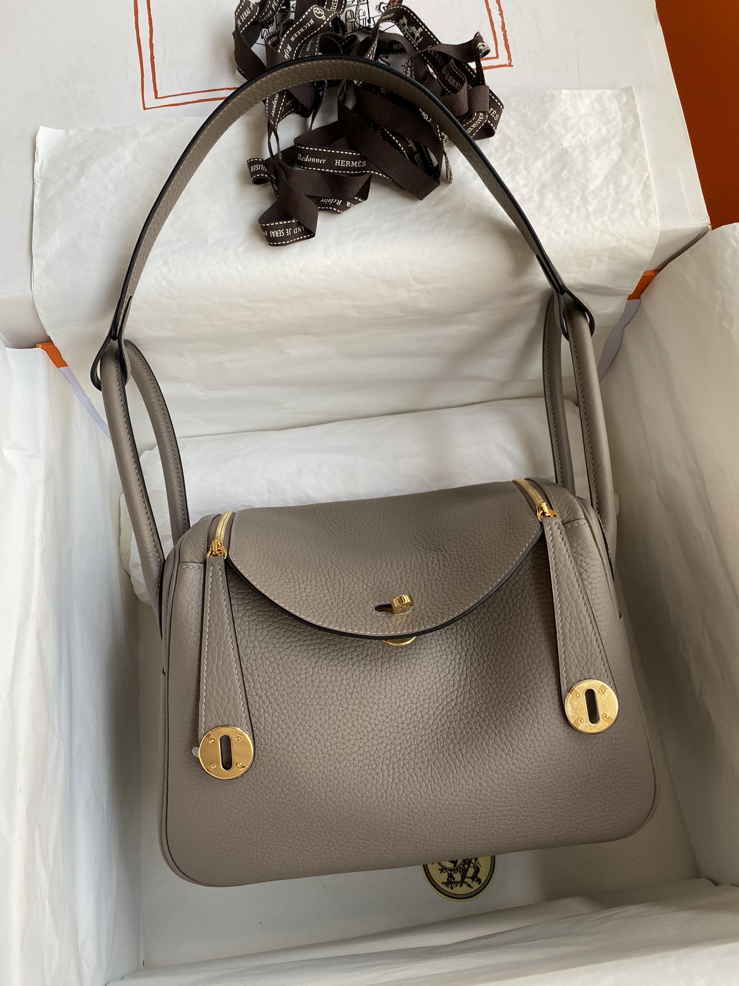 Hermes Lindy To, co najlepsze
 Torby typu crossbody i na ramię Sprzedaż Outlet Online
 Szary Szycie Mężczyźni Złoty sprzęt Taurillon