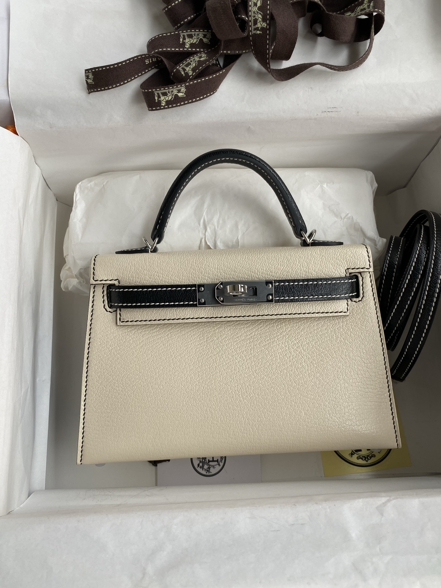 NO:699375,Hand-sewn second generation Mini Kelly 19cm imported goatskin cream white with black silver buckle, Hermes, hermes, sheepskin, Hermes,19860909手缝二代Mini Kelly 19cm 进口山羊皮 奶油白拼黑色 银扣,爱马仕,hermes,sheepskin,Hermes,,Bag