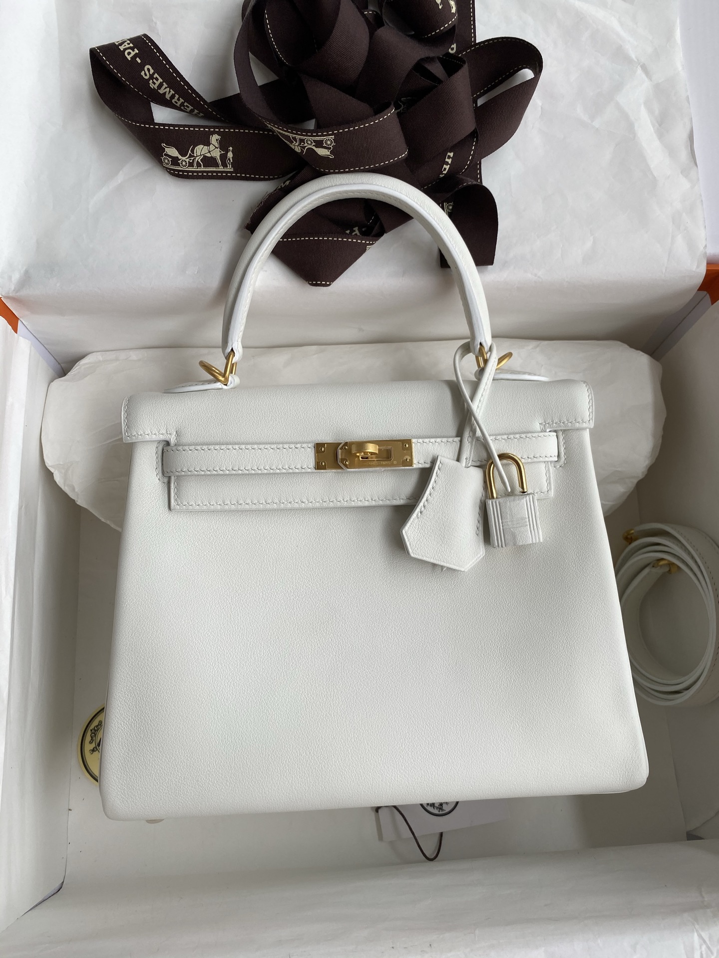 NO:698379,Hand-stitched Kelly 25cm imported Swift leather pure white brushed gold buckle, Hermes, hermes, stuart weitzman, Hermes,19860909手缝Kelly 25cm 进口Swift皮 纯白 拉丝金扣,爱马仕,hermes,stuart weitzman,Hermes,,Bag