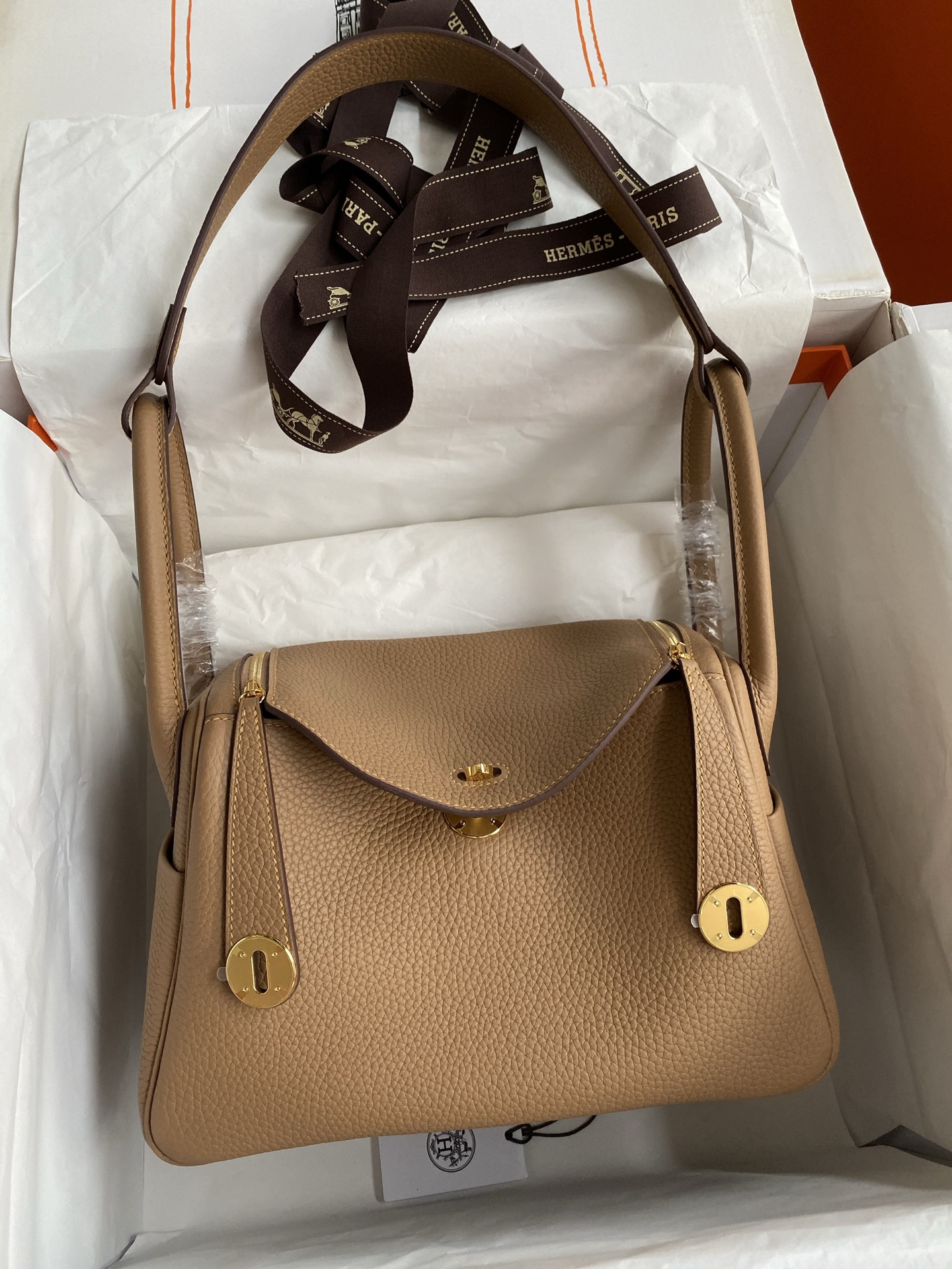 NO:700411,Lindy 26cm imported TC leather milk tea color gold buckle wax thread, Hermes, hermes, Hermes,19860909Lindy 26cm 进口TC皮 奶茶色 金扣蜡线,爱马仕,hermes,Hermes,,Bag