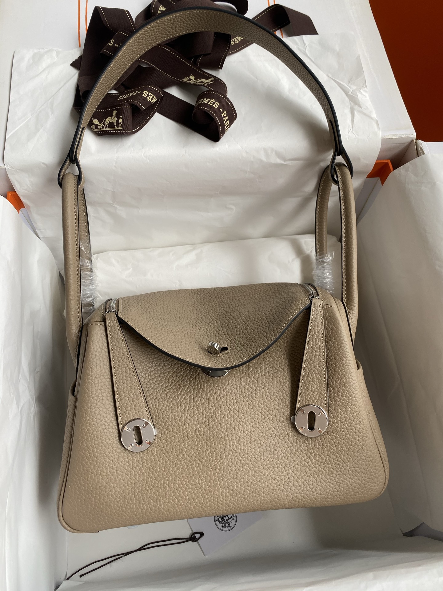 NO:700398,Lindy 26cm imported TC leather turtledove gray silver buckle wax thread, Hermes, hermes, Hermes,19860909Lindy 26cm 进口TC皮 斑鸠灰 银扣蜡线,爱马仕,hermes,Hermes,,Bag