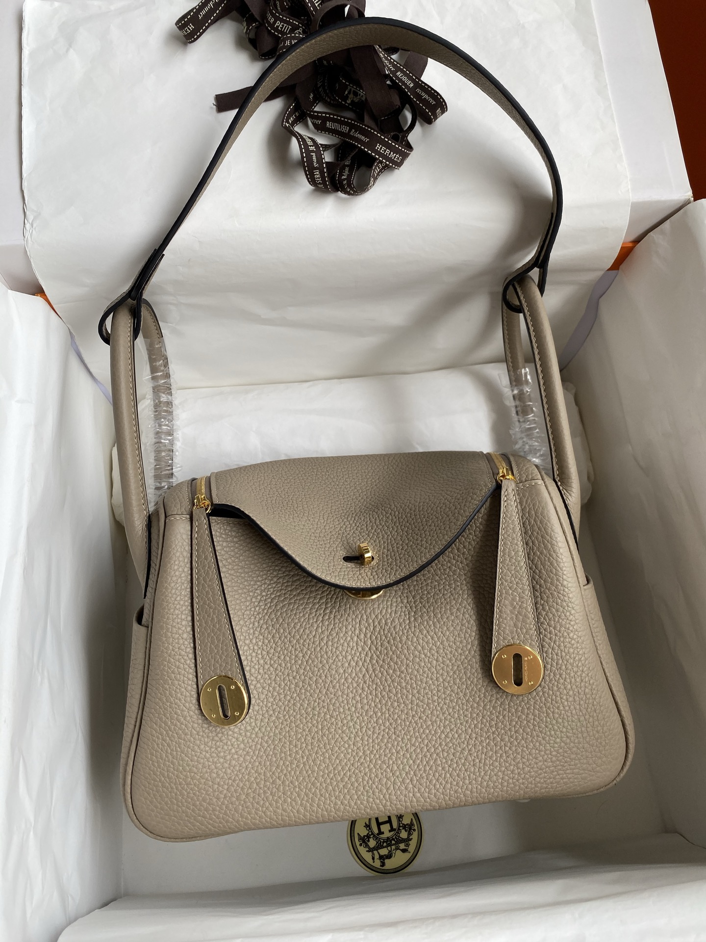 NO:700396,Lindy 26cm imported TC leather turtledove gray gold buckle wax thread, Hermes, hermes, Hermes,19860909Lindy 26cm 进口TC皮 斑鸠灰 金扣蜡线,爱马仕,hermes,Hermes,,Bag