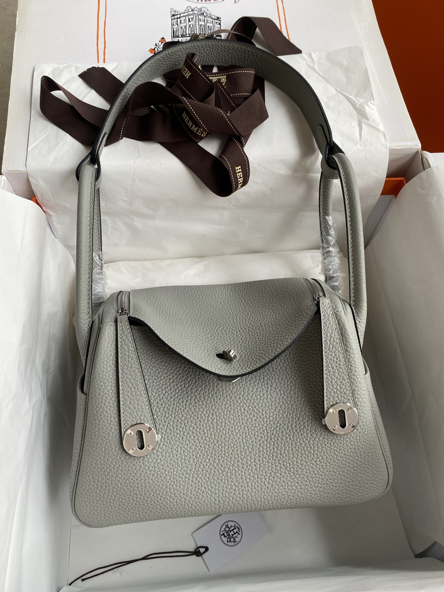 NO:700402,Lindy 26cm imported TC leather seagull gray silver buckle wax thread, Hermes, hermes, Hermes,19860909Lindy 26cm 进口TC皮 海鸥灰 银扣蜡线,爱马仕,hermes,Hermes,,Bag