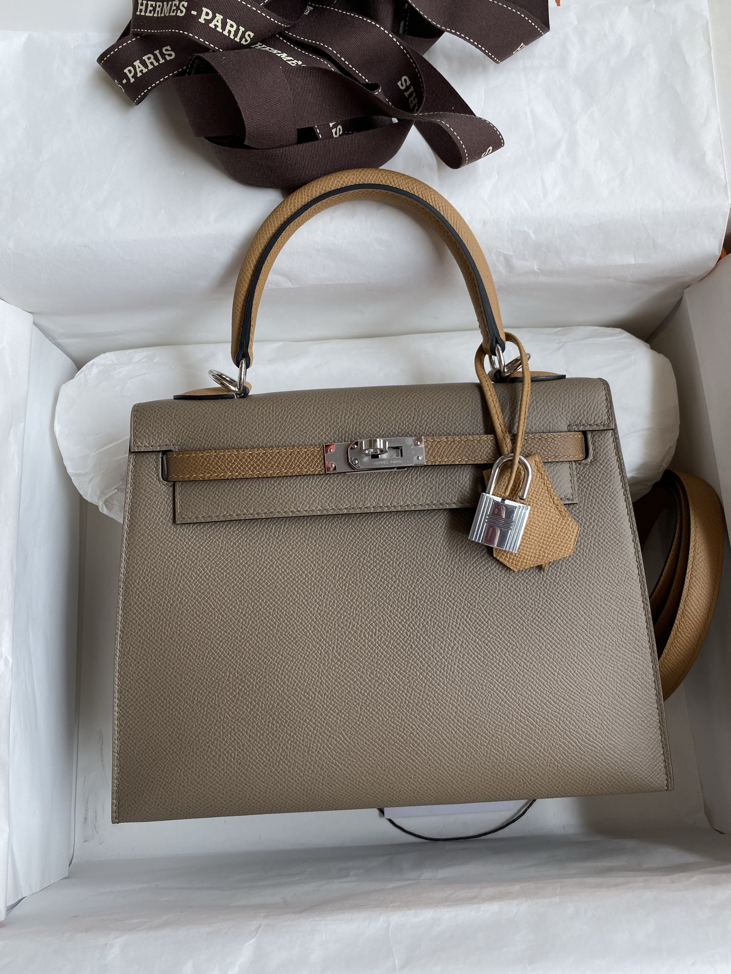 NO:741279,Hand-stitched Kelly 25cm imported Esom leather, elephant gray with biscuit color and chestnut color, silver buckle, Hermes, Hermes, Hermes,19860909手缝Kelly 25cm 进口Esom皮 大象灰拼饼干色拼栗子色 银扣,爱马仕,hermes,Hermes,,Bag