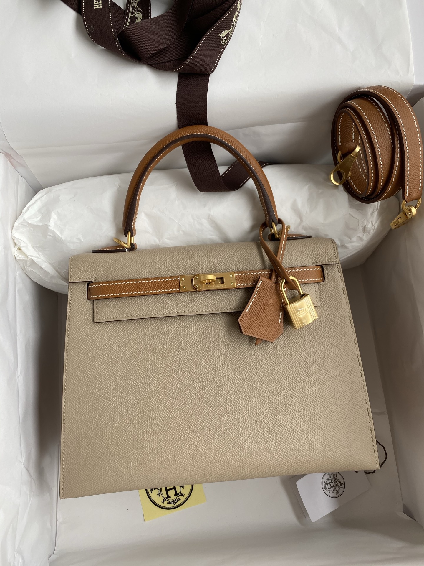 NO:741273,Hand-stitched Kelly 25cm imported Esom leather windbreaker gray with golden brown brushed gold buckle, Hermes, hermes, Hermes,19860909手缝Kelly 25cm 进口Esom皮 风衣灰拼金棕 拉丝金扣,爱马仕,hermes,Hermes,,Bag